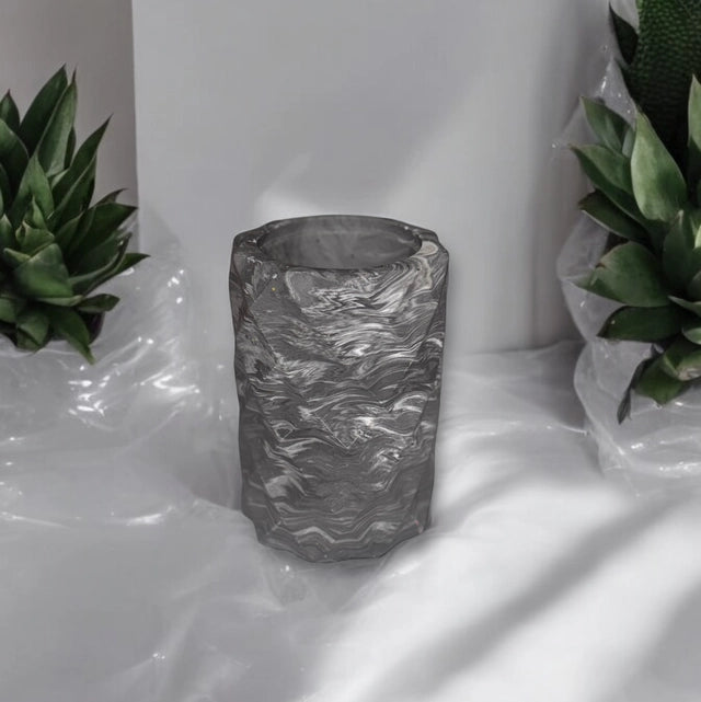 Pot en Jesmonite marbrĂ© noir et blanc, fait main en France. Design facettĂ© chic et moderne â Epoxy Kawaii đ€