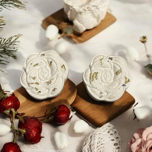 Suspension à Parfumer – Blanc & Feuille d’Or ✨ artisanale en Jesmonite, à associer avec nos fondants parfumés Epoxy Kawaii. Offre 3 pour 10 € - Fait main en France.