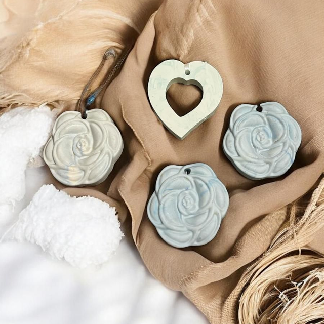 Suspension Ă Parfumer â Bleu Clair đ artisanale en Jesmonite, Ă associer avec nos fondants parfumĂ©s Epoxy Kawaii. Offre 3 pour 10 ⏠- Fait main en France.