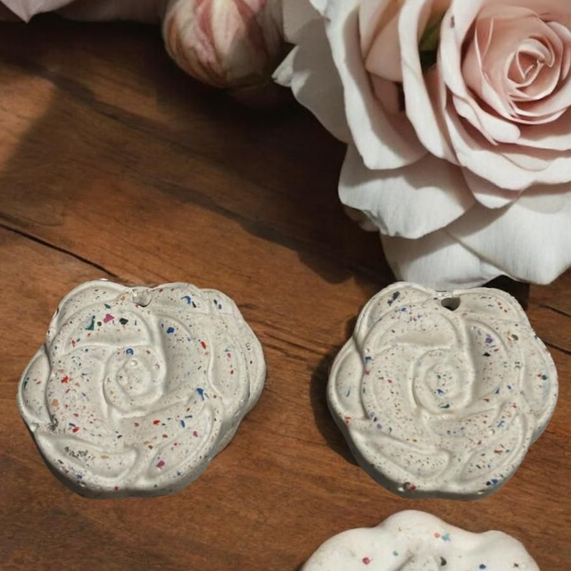 Suspension à Parfumer – Effet Terrazzo 🤍 artisanale en Jesmonite, à associer avec nos fondants parfumés Epoxy Kawaii. Offre 3 pour 10 € - Fait main en France.
