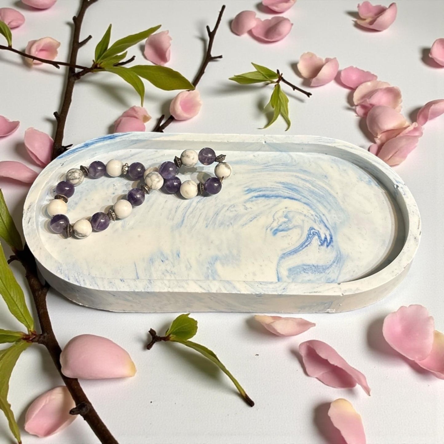 Vide-poche bleu et blanc marbrĂ© en Jesmonite fait main. DĂ©co zen, douce et Ă©coresponsable. Personnalise-le avec feuilles dâor ou paillettes dorĂ©es âš