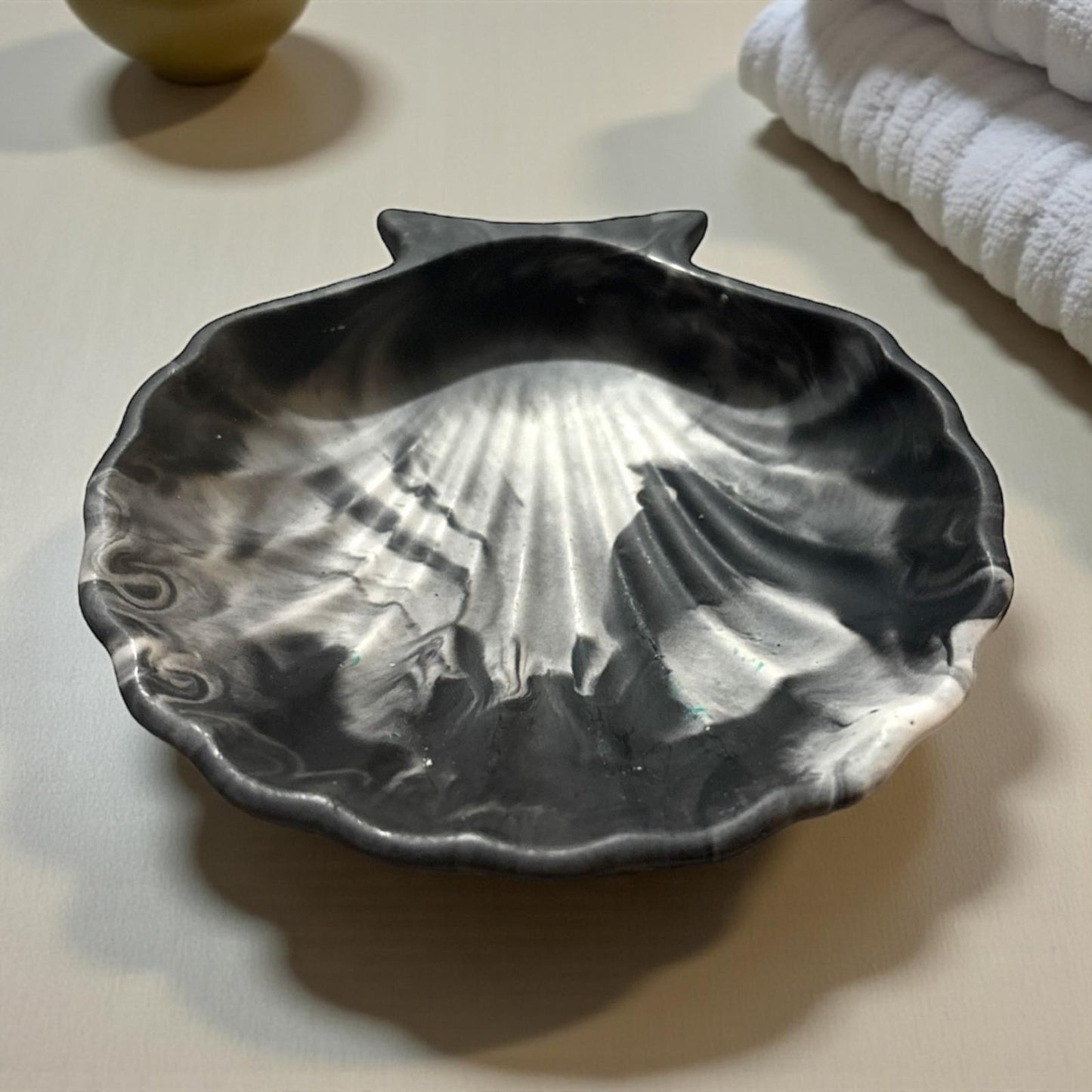 Vide-poche coquillage noir et blanc marbrĂ© en Jesmonite, fait main. DĂ©co chic et moderne, idĂ©ale pour bijoux ou table de nuit â Epoxy Kawaii đ€