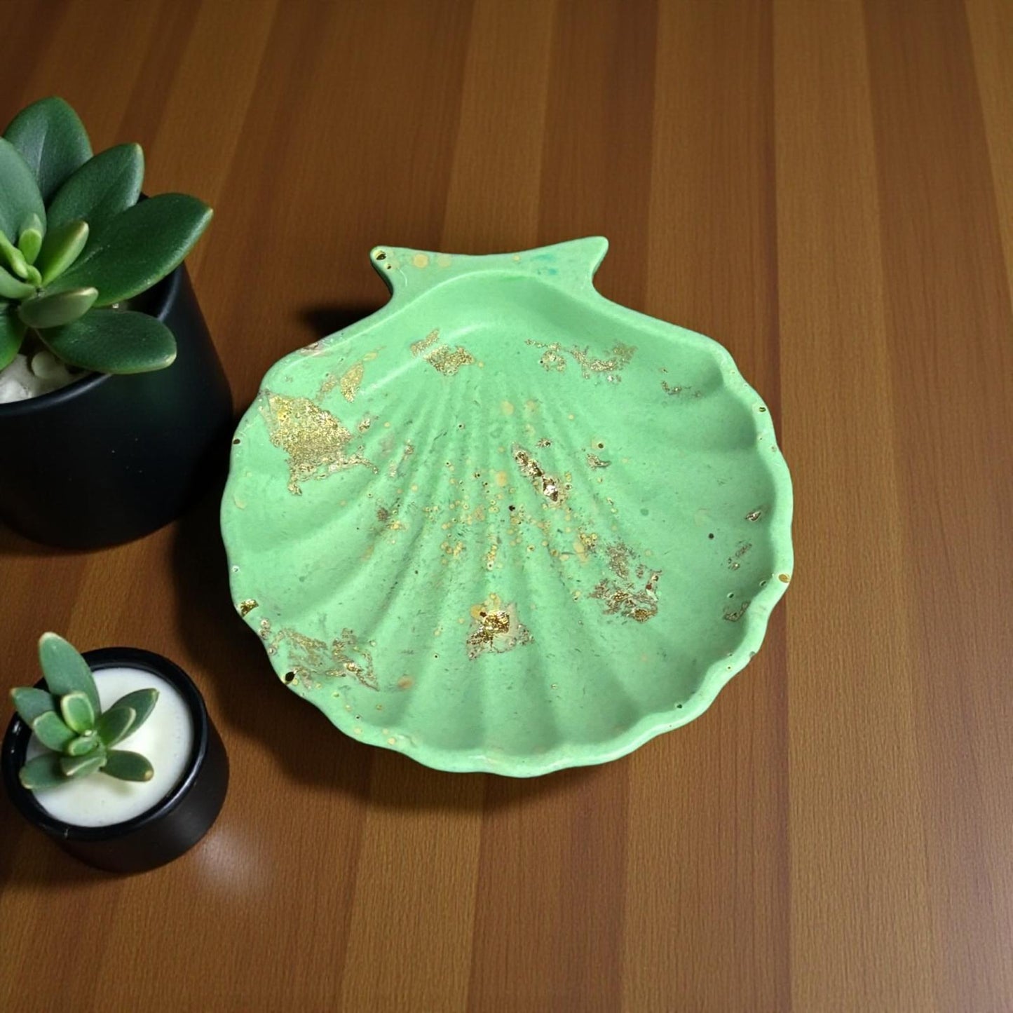 Vide-poche coquillage vert d’eau en Jesmonite, orné de feuilles dorées. Déco chic, artisanale et naturelle. Fait main en France – Epoxy Kawaii ✨