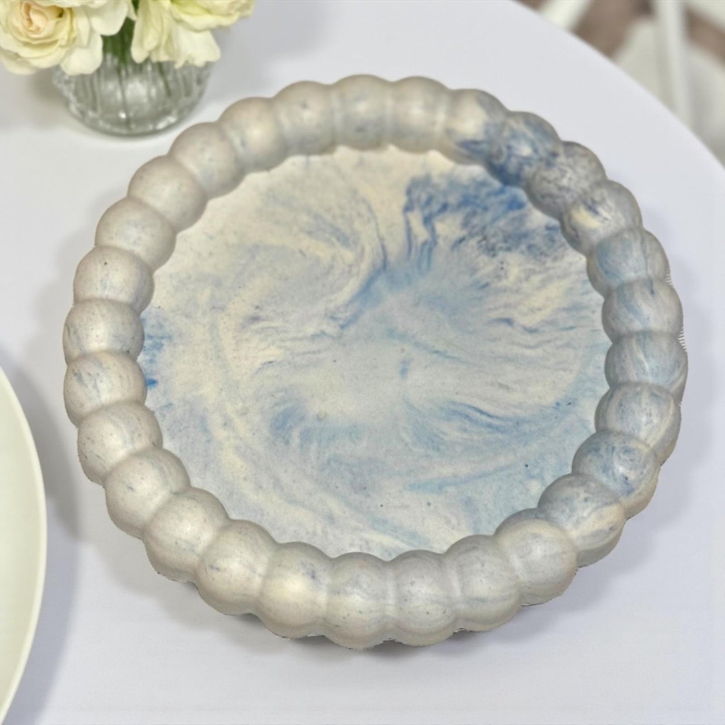 Vide-poche marguerite bleu marbré clair en Jesmonite, fait main en France. Pièce unique au style apaisant et naturel, parfaite pour une déco zen, artisanale et raffinée 🌿