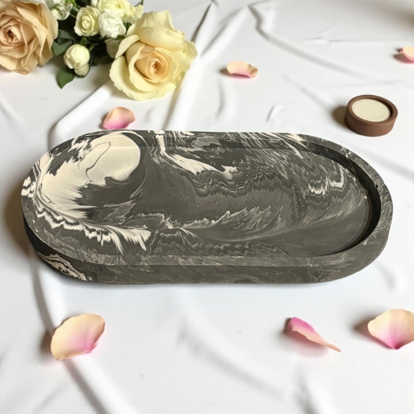 Vide-poche noir et blanc marbrĂ© en Jesmonite, fait main en France. ĂlĂ©gant, moderne et unique. Personnalise-le avec feuilles dâor ou paillettes âš