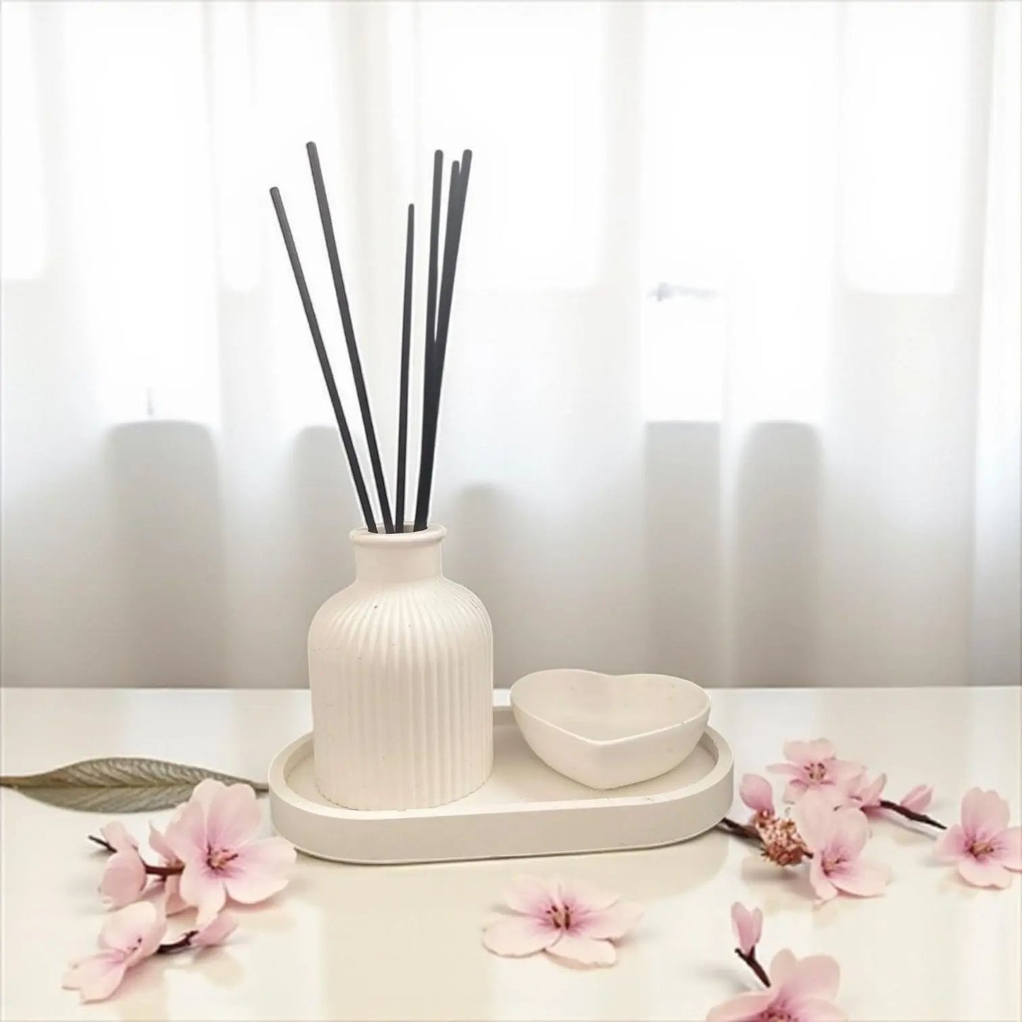 Coffret diffuseur Ă parfum en Jesmonite blanche avec plateau et cĆur vide-poche. Fait main en France. Option parfum dâambiance Les Bougies de Madley.