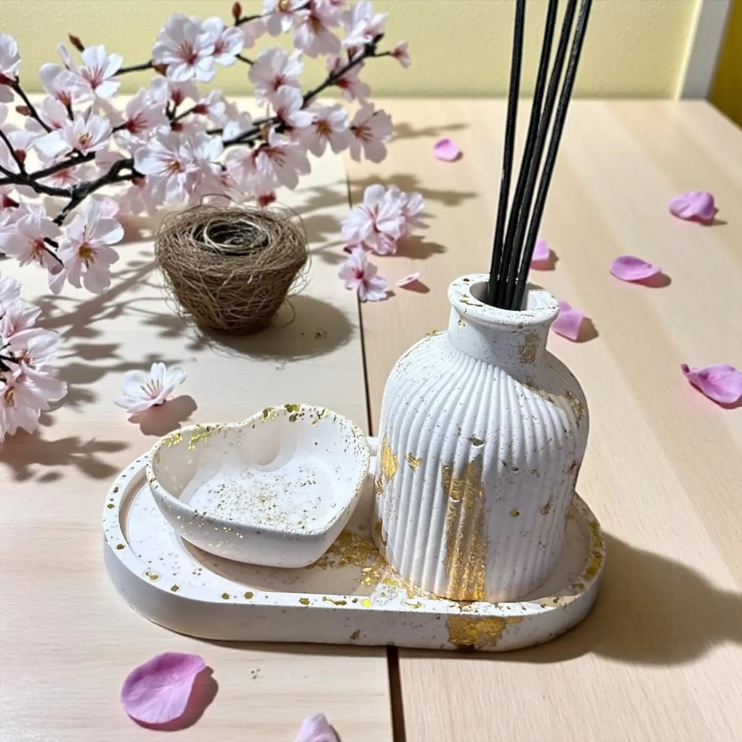Coffret diffuseur Ă parfum en Jesmonite blanche dĂ©corĂ© de feuilles dâor et paillettes dorĂ©es. Fait main en France. Inclut plateau et vide-poche cĆur assorti. Option parfum dâambiance Les Bougies de Madley.