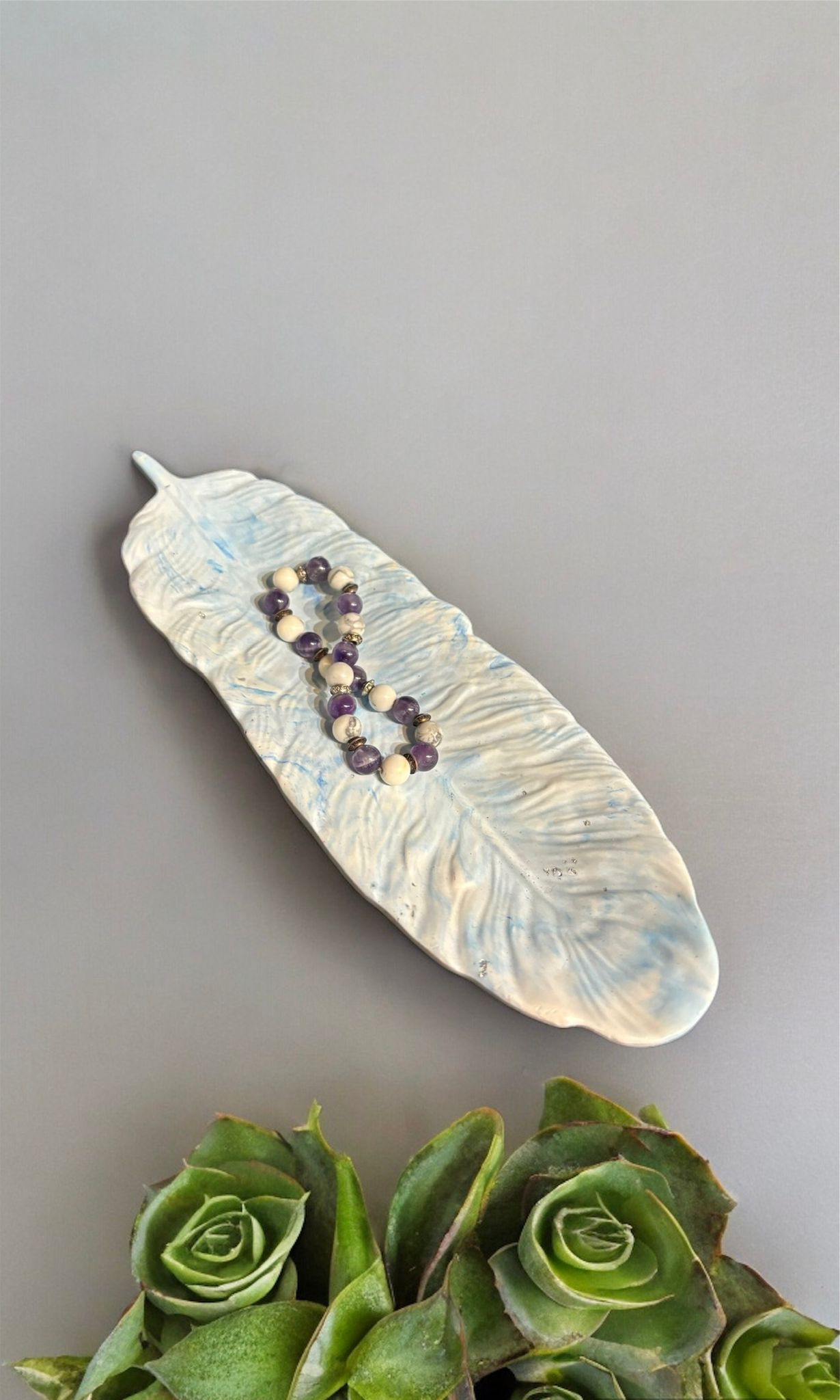 Vide-poche plume bleu et blanc clair ❄️ en Jesmonite naturelle, orné de feuille d’argent. Une création artisanale Epoxy Kawaii chic, raffinée et faite main en France.
