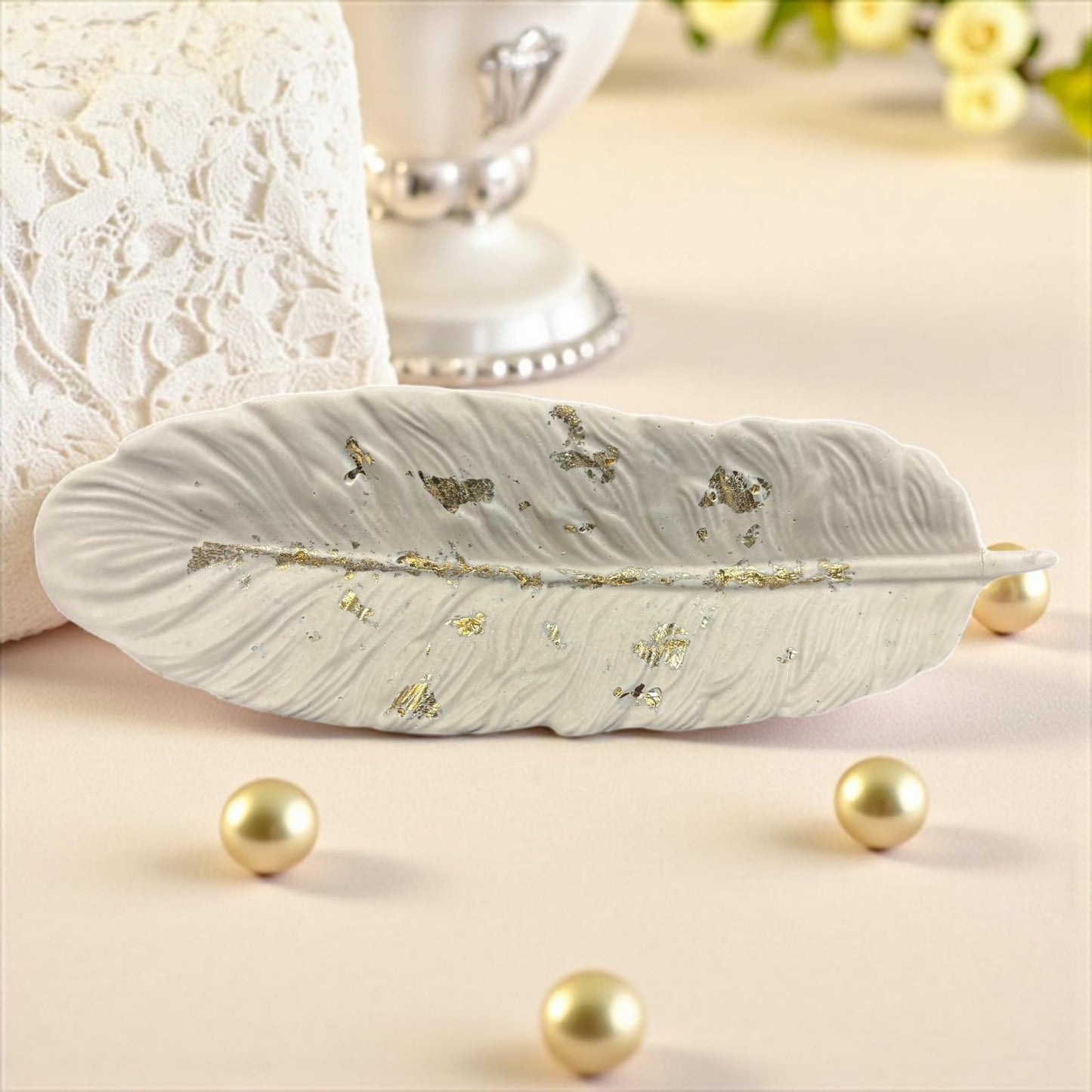 đ€ Vide-Poche Plume Blanc & Feuille DorĂ©e â CrĂ©ation artisanale en Jesmonite Epoxy Kawaii