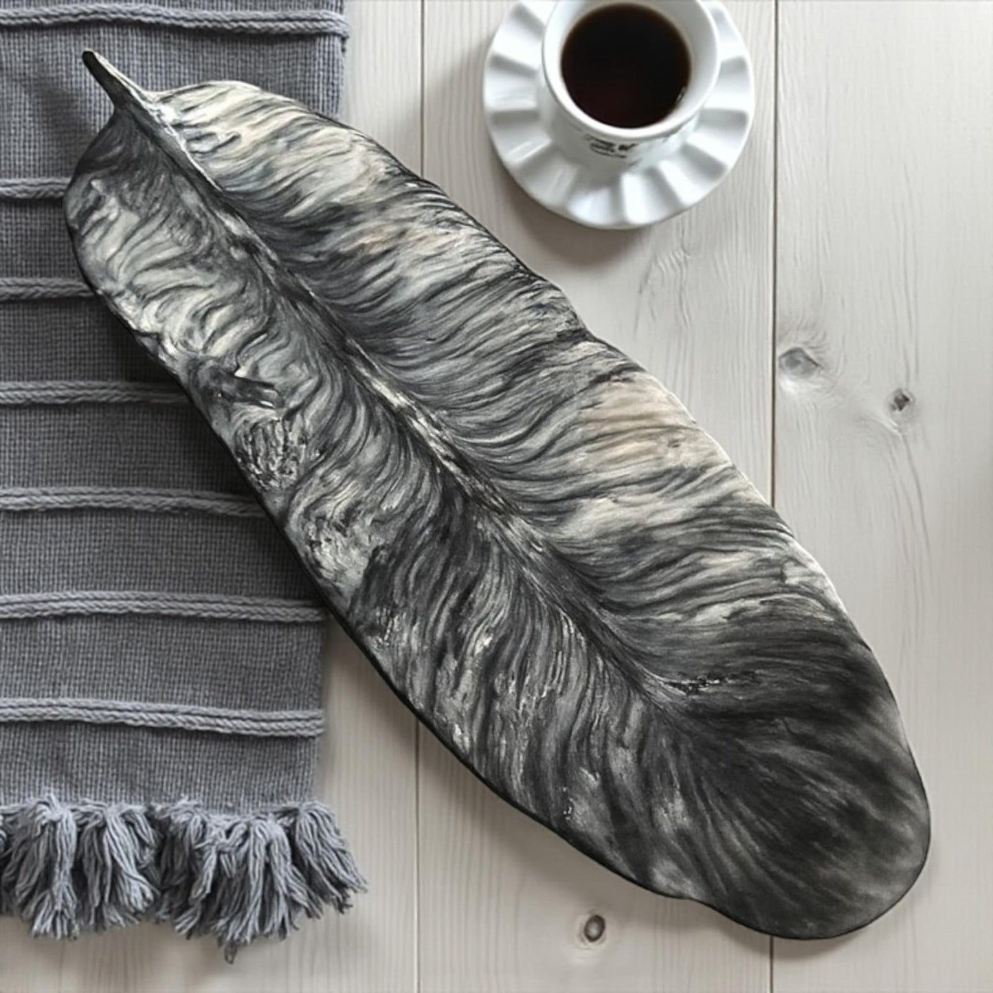 Vide-poche plume marbré noir, gris & blanc ⚫ en Jesmonite naturelle. Une création artisanale Epoxy Kawaii au design moderne, chic et 100 % fait main en France.