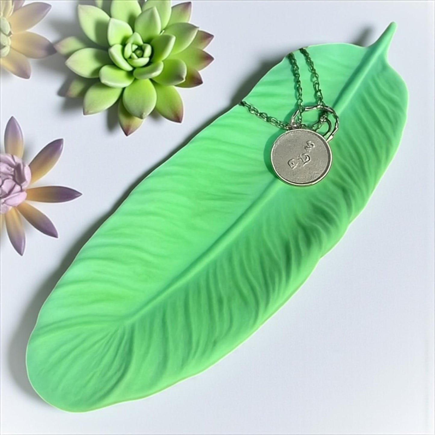 Vide-poche plume vert 🌿 en Jesmonite naturelle. Une création artisanale Epoxy Kawaii – fraîche, zen et faite main en France.