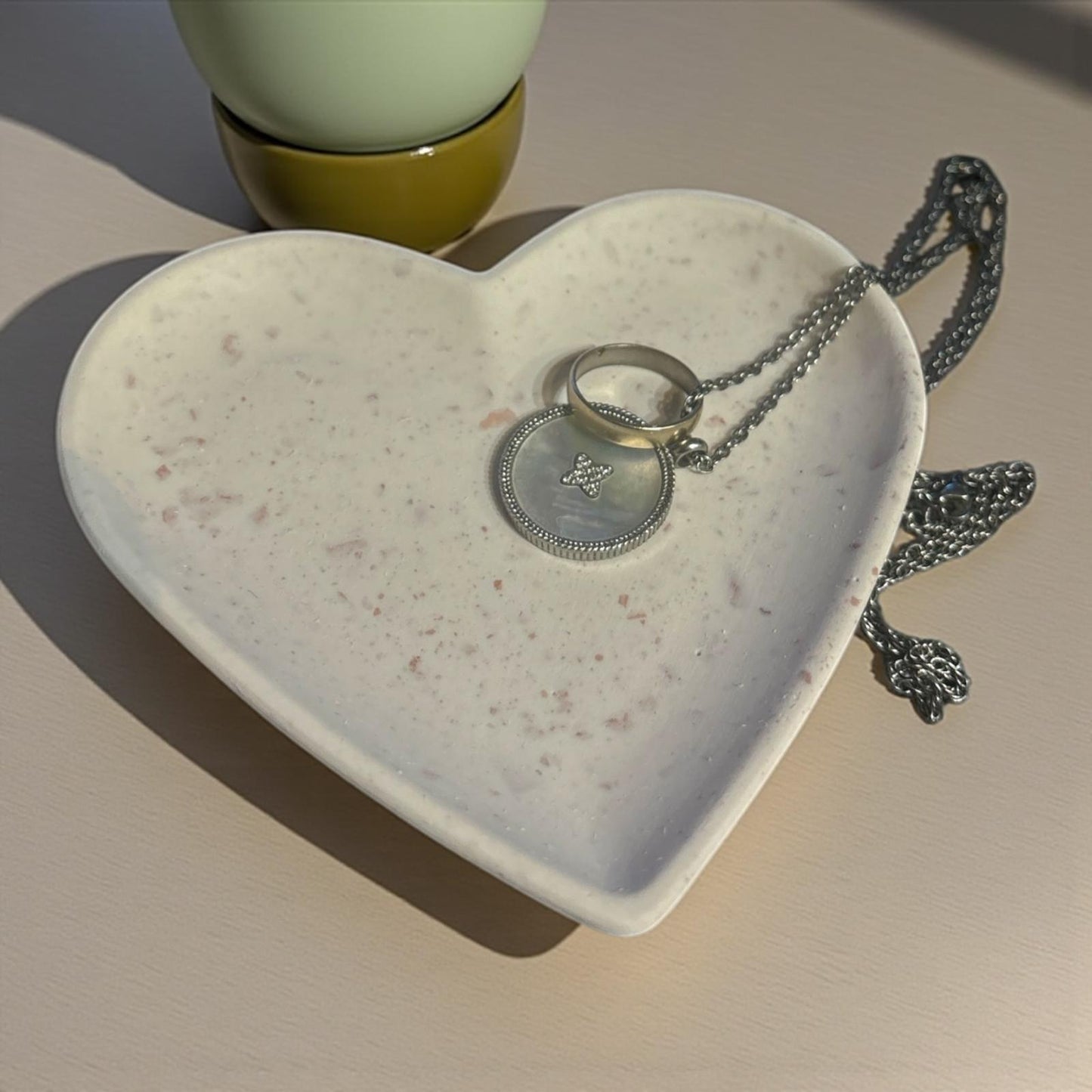 ❤️ Vide-Poche en Forme de Cœur en Jesmonite – Terrazzo Beige & Marron Epoxy Kawaii