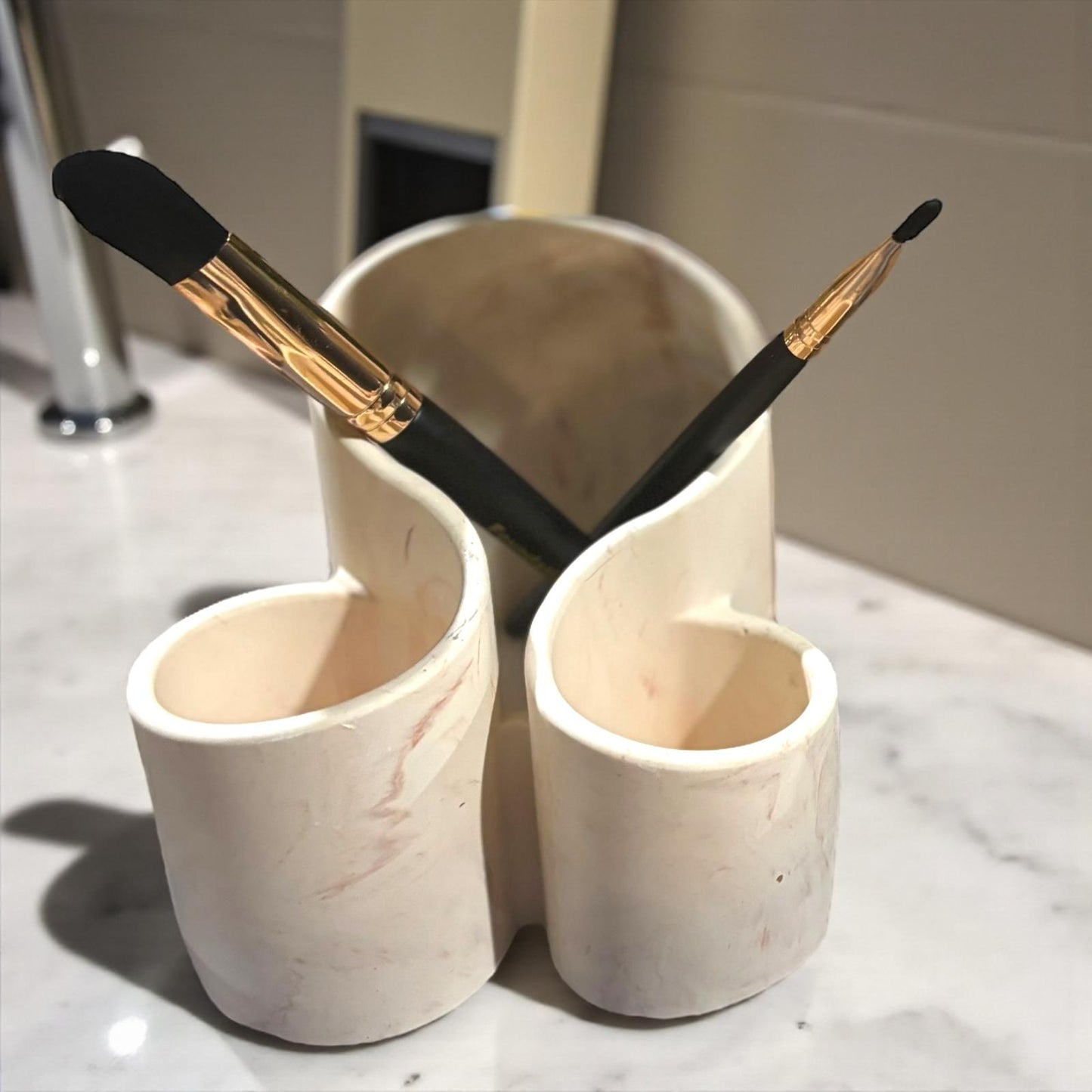 Organisateur fait main en Jesmonite beige marbrĂ© de marron. ĂlĂ©gant, durable et chic. IdĂ©al pour le maquillage ou le bureau. Fabrication artisanale française.