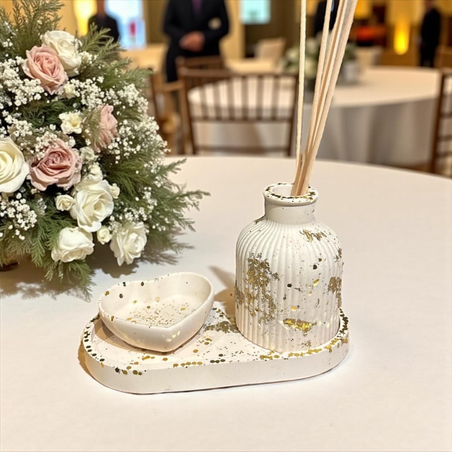 Coffret artisanal en Jesmonite rose poudrĂ© avec feuille dâor et paillettes : diffuseur Ă parfum, vide-poche et petit cĆur dĂ©coratif. Fait main en France.