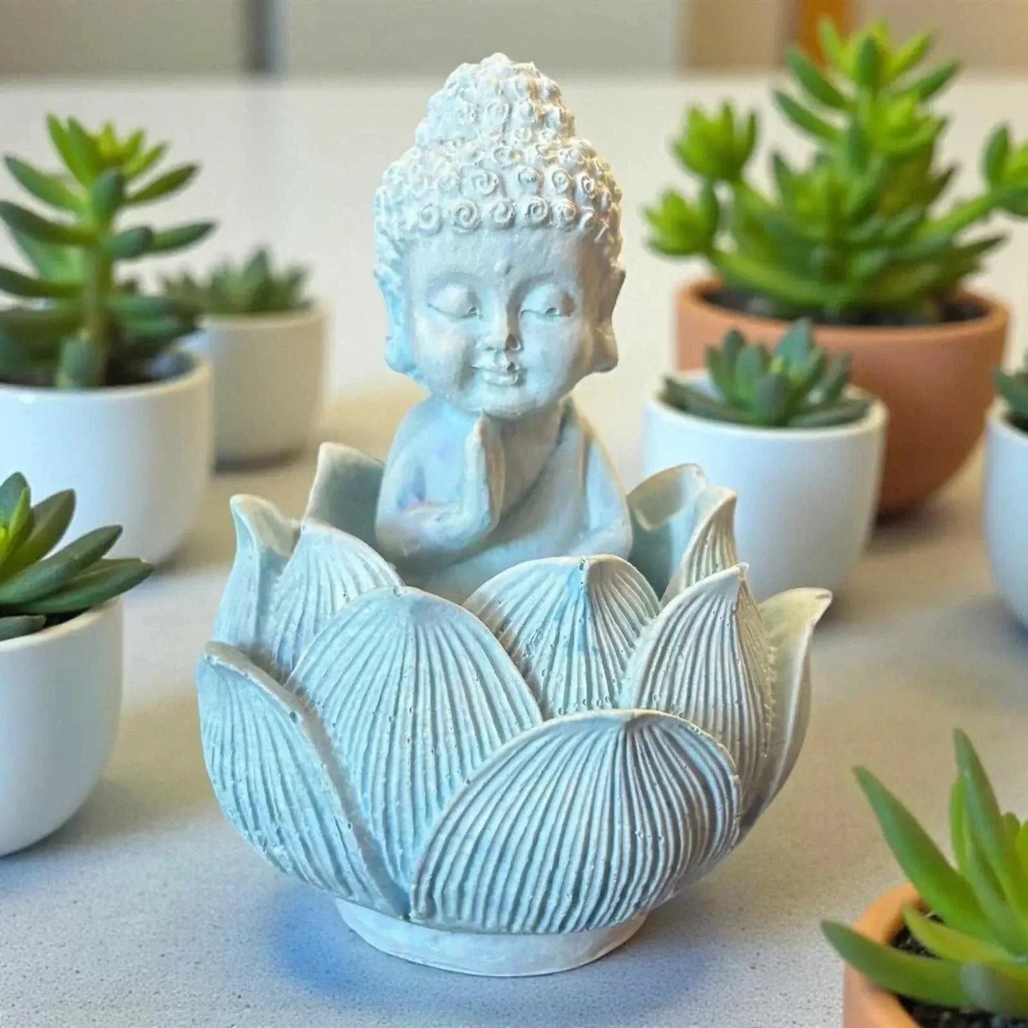 Bouddha Lotus en Jesmonite – Bleu décoratif & diffuseur de parfum en Jesmonite. Fait main en France. Compatible avec nos fondants parfumés liquides. -20 % sur le fondant ajouté !