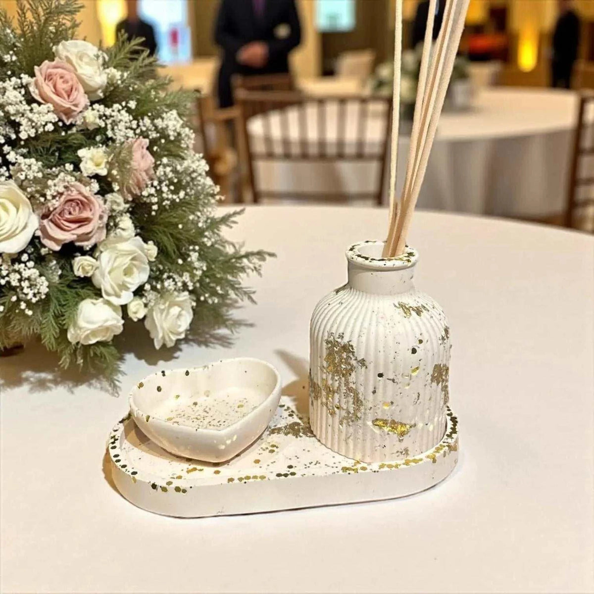 Coffret artisanal en Jesmonite rose poudré avec feuille d’or et paillettes: diffuseur à parfum, vide-poche et petit cœur décoratif. Fait main en France.