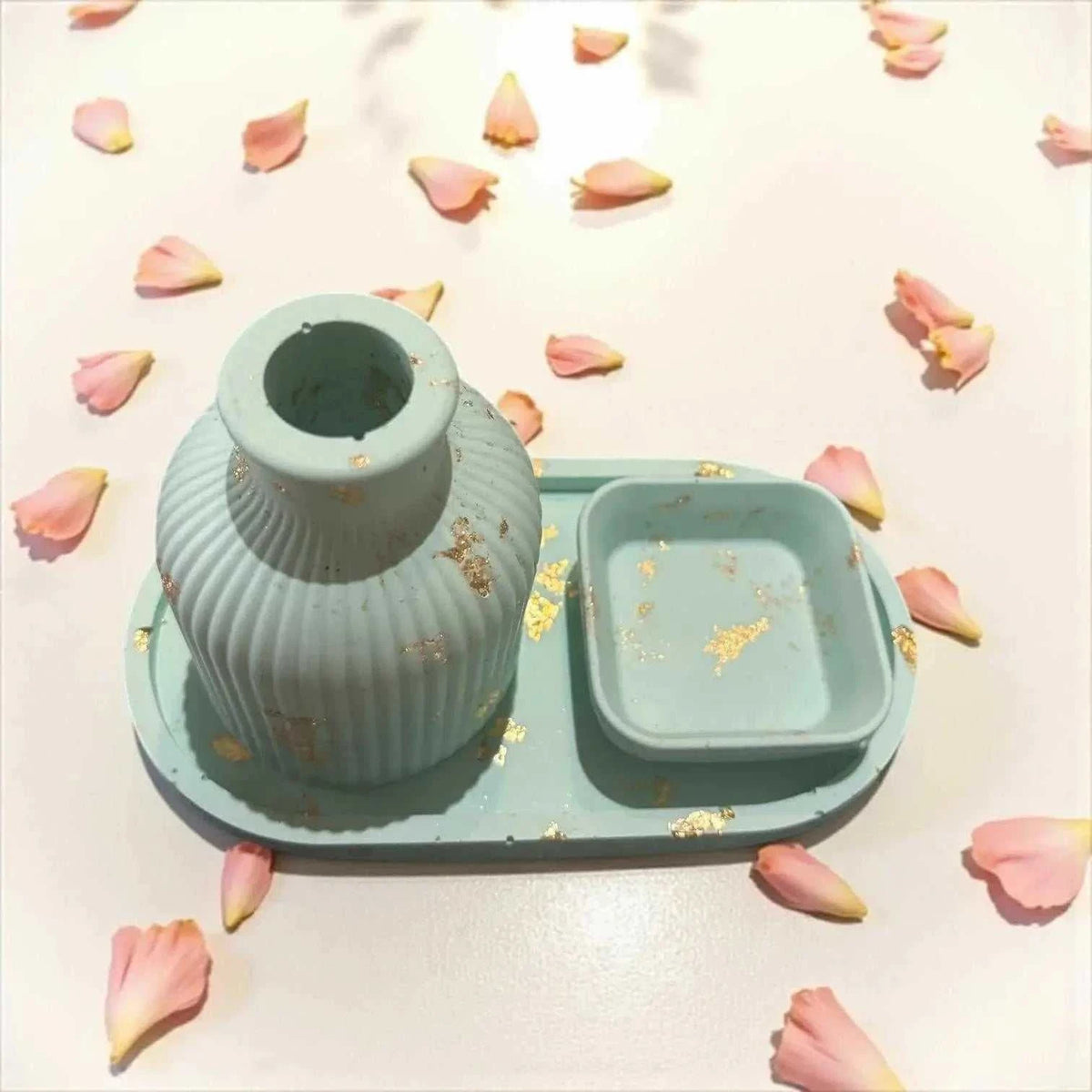 Diffuseur à Parfum vert d’eau en Jesmonite avec finition mate, motifs feuilles et paillettes dorées appliquées à la main.