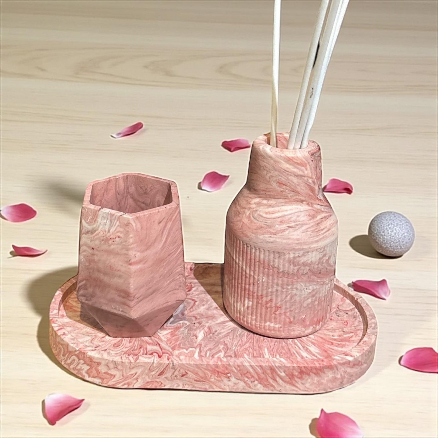 Ensemble diffuseur Ă parfum en Jesmonite fait main : marbrĂ© rose/rouge clair & beige, avec petit pot et plateau vide-poche. Design kawaii & chic, fabrication artisanale française. Parfums dâambiance compatibles.