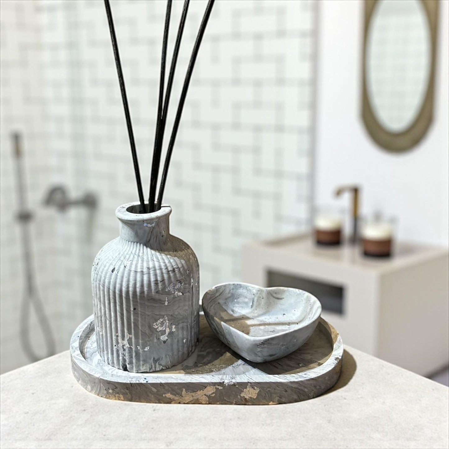Coffret diffuseur Ă parfum en Jesmonite marbrĂ© gris avec feuille argentĂ©e, plateau et cĆur assorti. Fait main en France. ĂlĂ©gant, zen et personnalisable. Ajoute un parfum dâambiance Les Bougies de Madley pour un coffret complet.