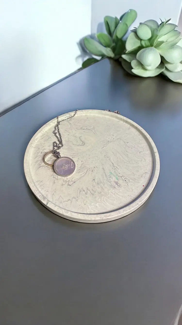 🌿 Vide-Poche Rond Vert Clair & Noir – Création artisanale en Jesmonite Epoxy Kawaii