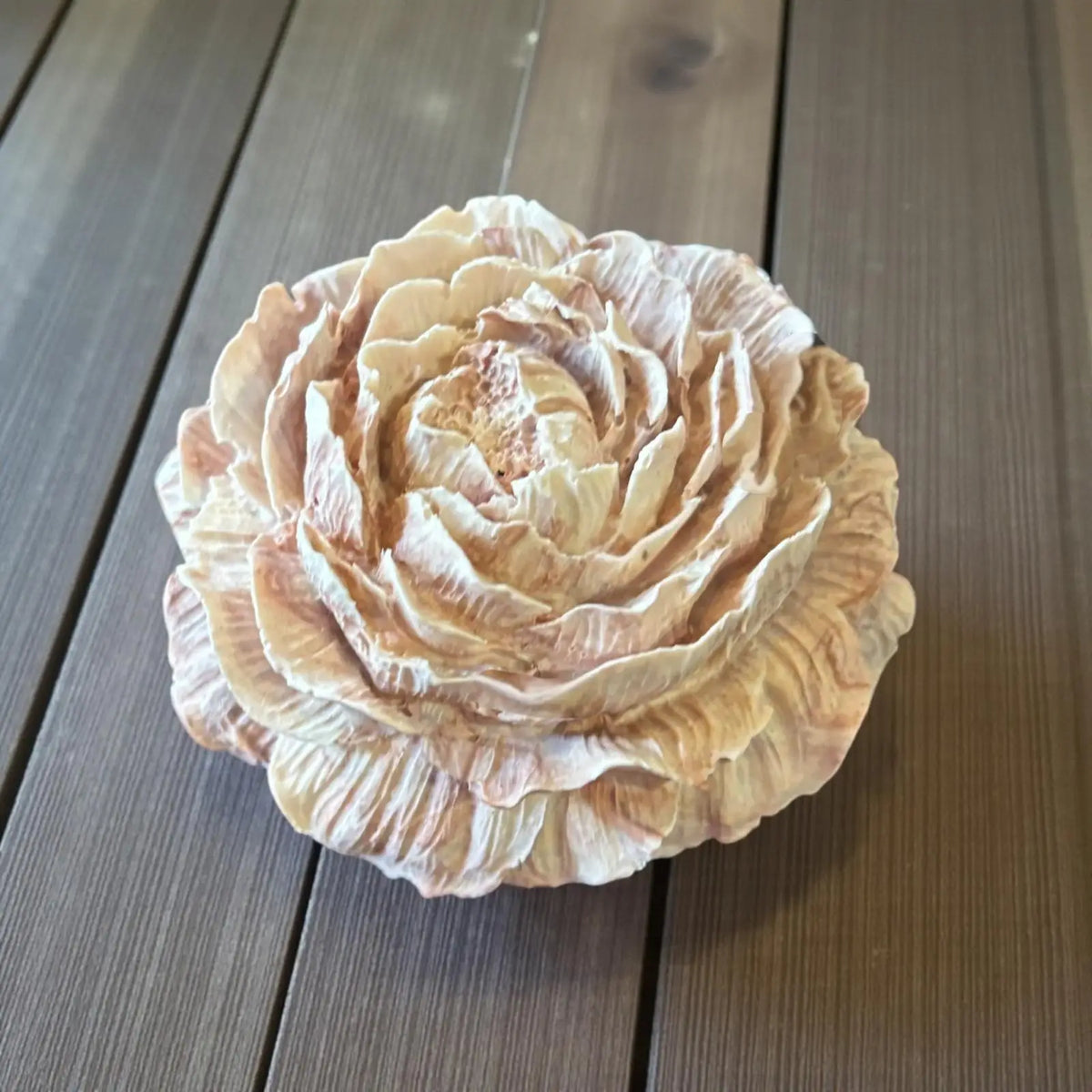Fleur décorative Jesmonite beige effet bois