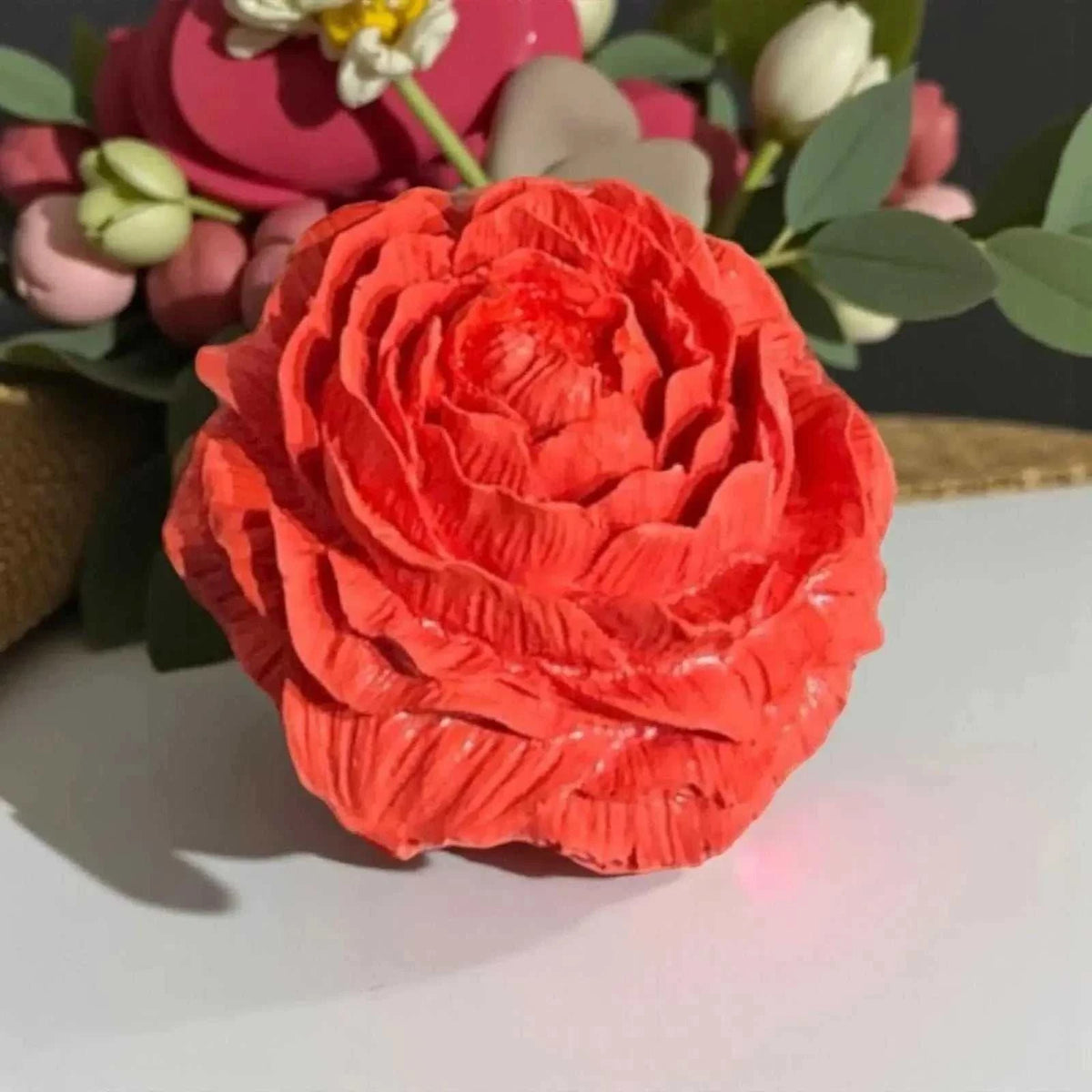 Fleur Décorative en Jesmonite rouge passion éclatante avec pétales finement détaillés, finition mate et tactile.