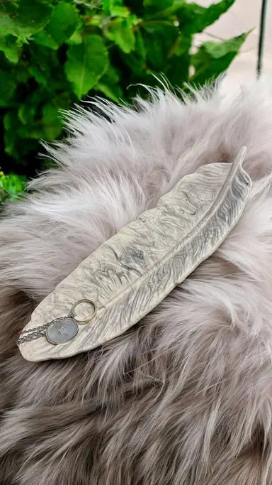 🪶 Vide-Poche en Forme de Plume – Jesmonite Marbré Blanc & Gris Epoxy Kawaii
