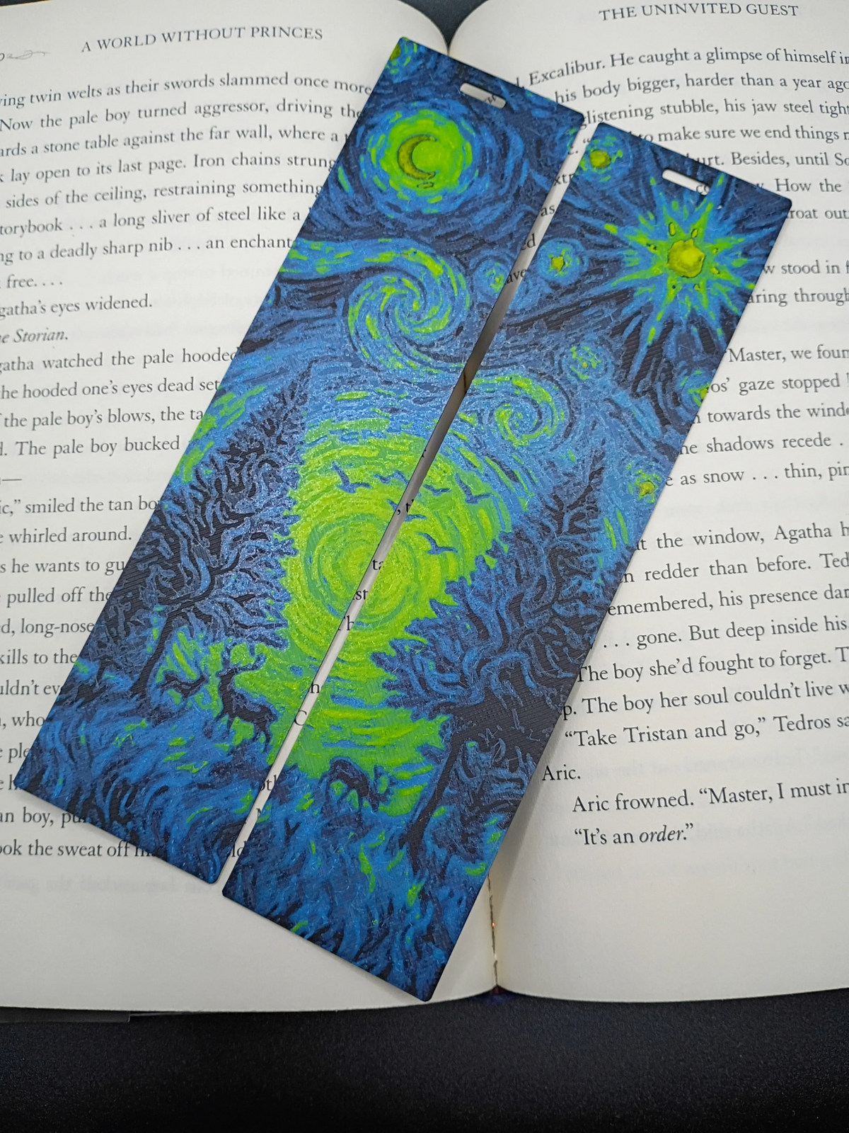 Marque-pages 3D Forêt Étoilée en duo sur un livre ouvert