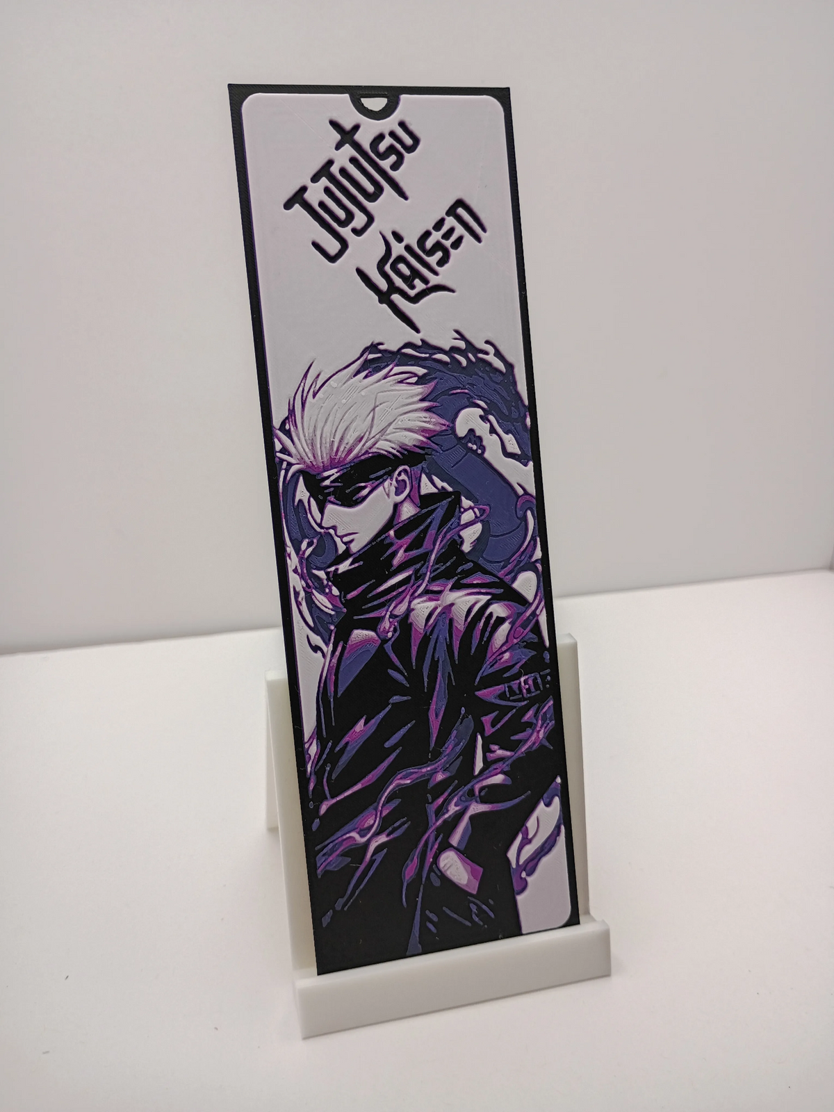 Marque-page 3D Satoru Gojo Jujutsu Kaisen vu de biais sur support