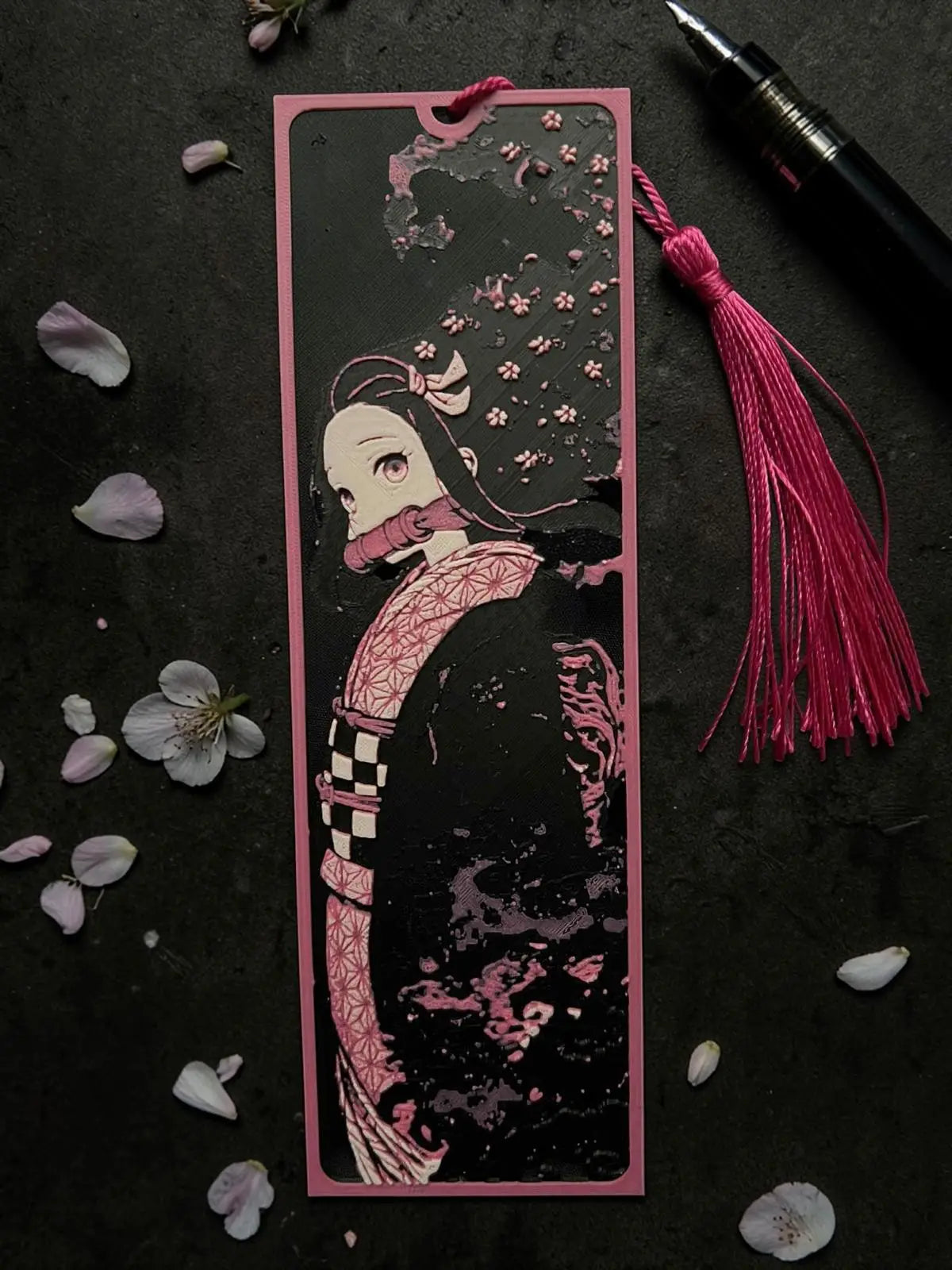 Marque-page manga kawaii encadré rose et noir avec fleurs sakura en impression 3D style japonais élégant