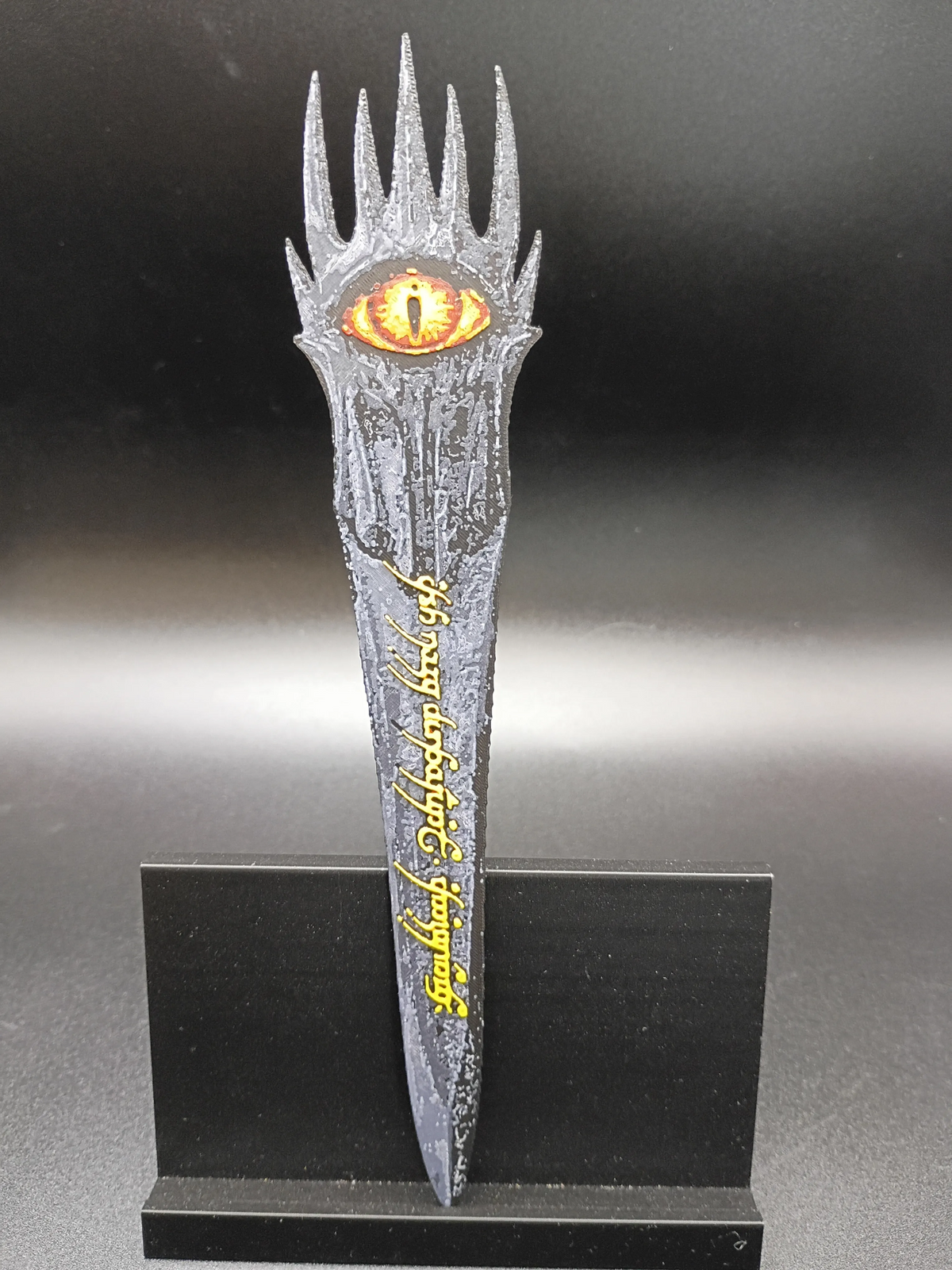 Détail du marque-page 3D Œil de Sauron avec inscription dorée