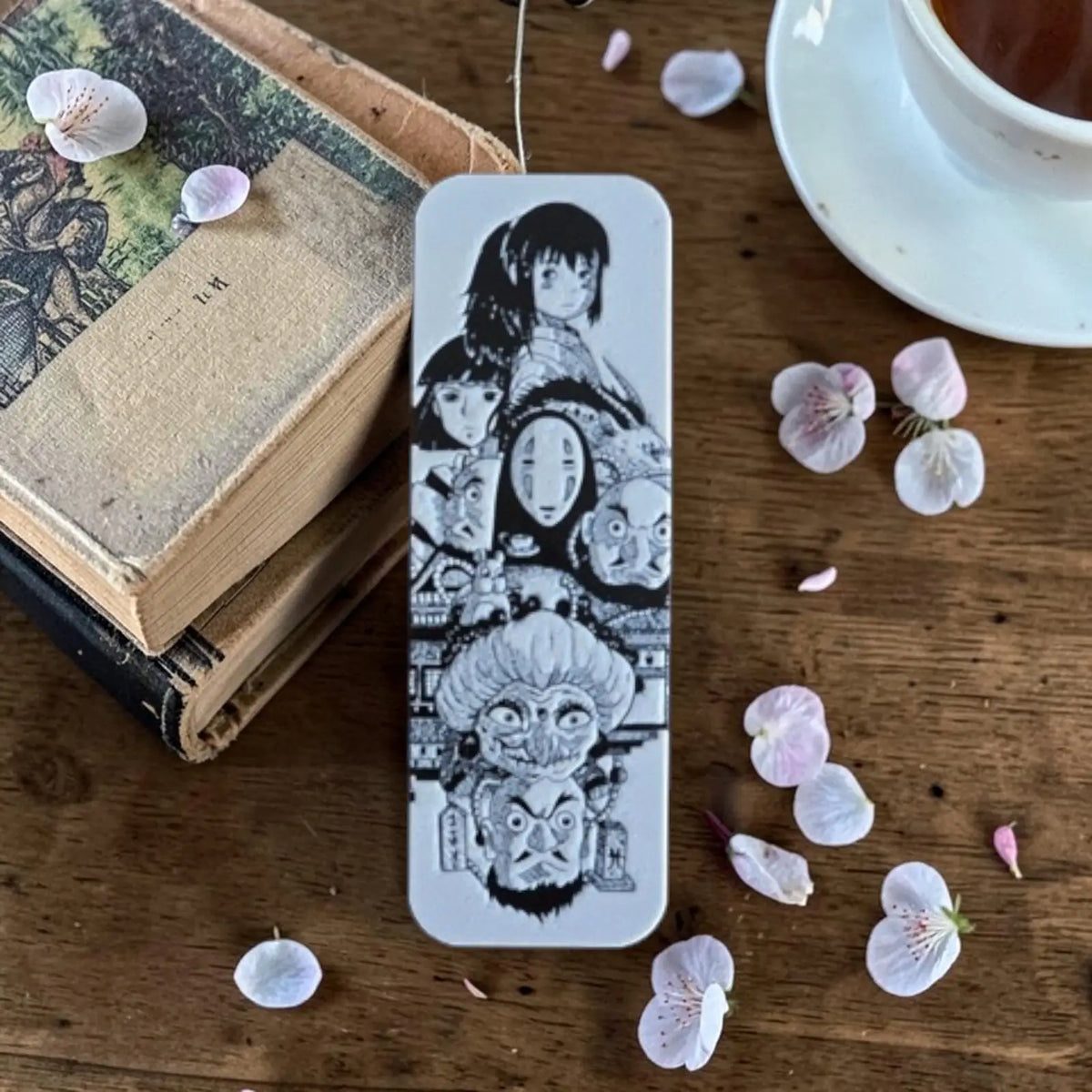Marque-page univers japonais fantastique en impression 3D noir et blanc avec ambiance spirituelle et poétique