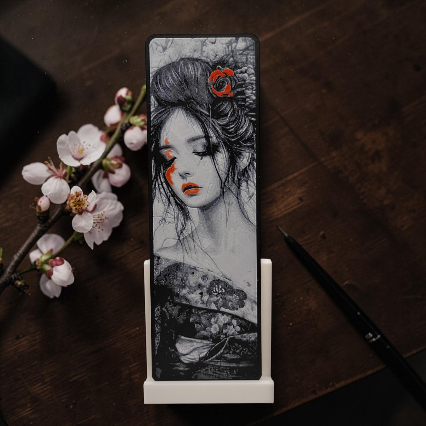 Marque-page femme japonaise sakura en impression 3D noir et blanc avec touches rouges disponible en 3 modèles