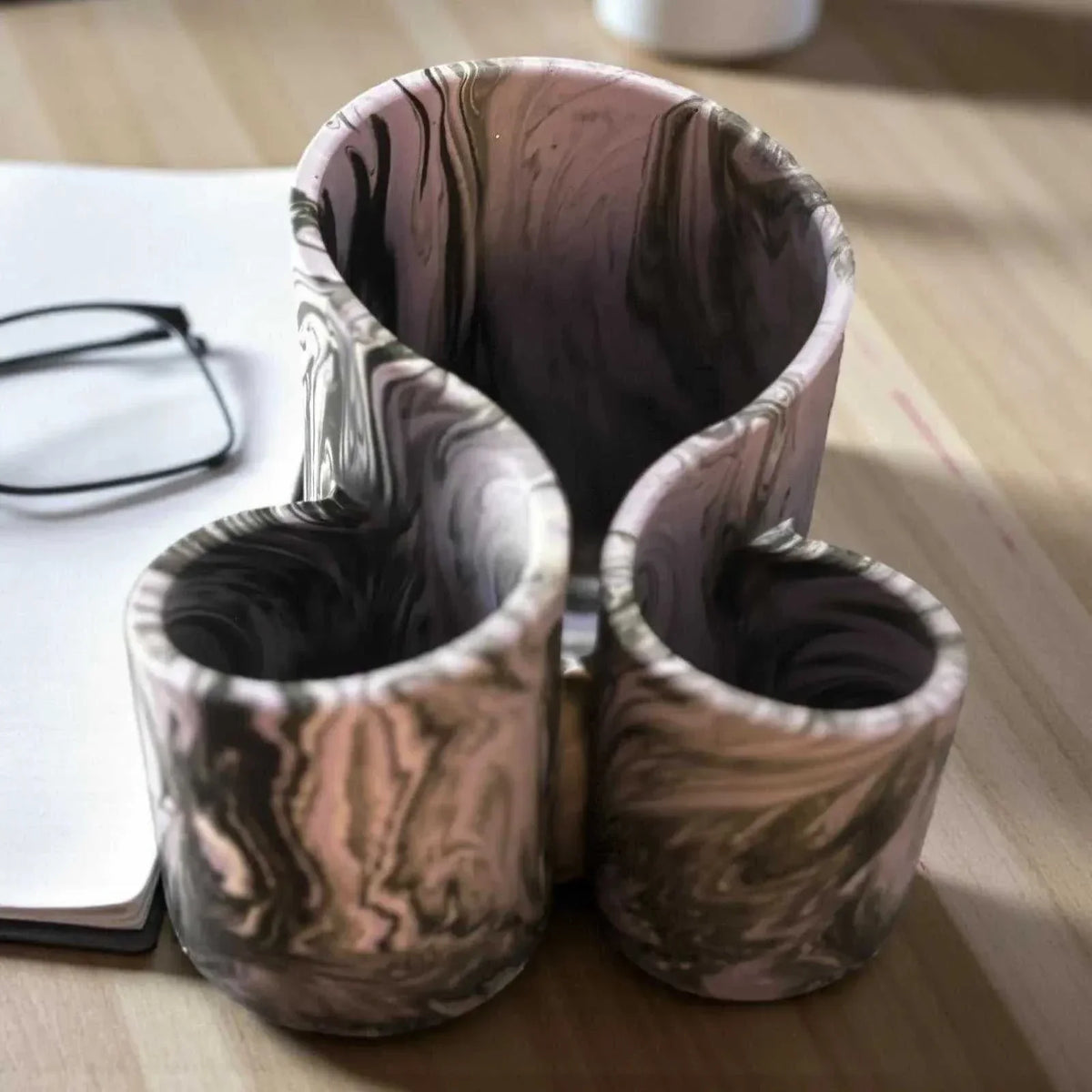 Organisateur maquillage en Jesmonite noir et violet clair marbré, fini mat, forme compartimentée pour cosmétiques ou stylos.