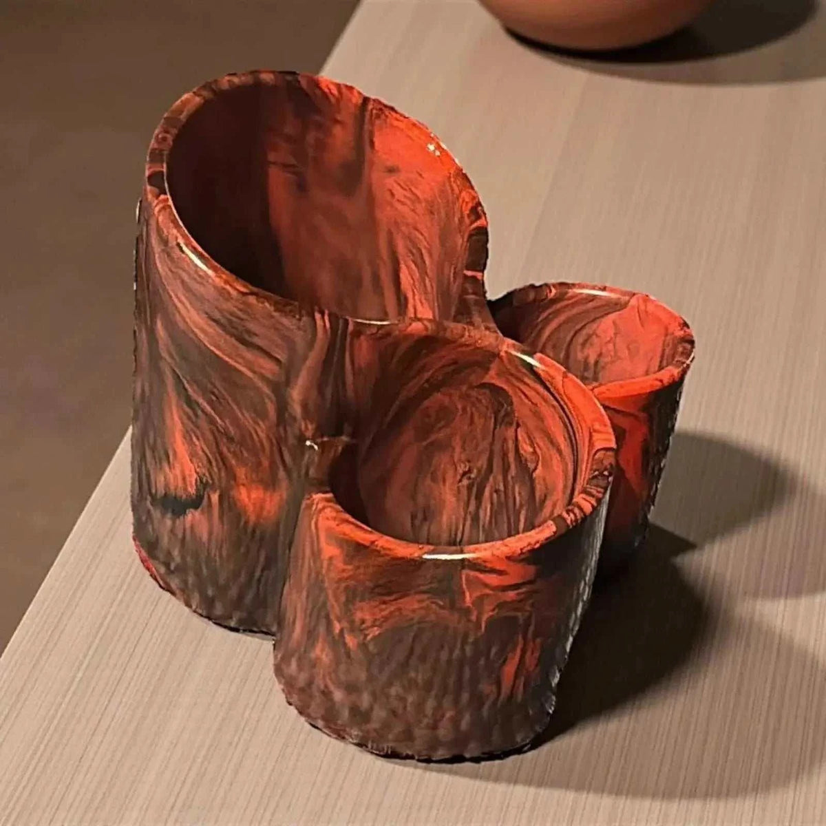 organisateur à maquillage en Jesmonite rouge vif et noir marbré, finition satinée et design artisanal unique moderne et élégant