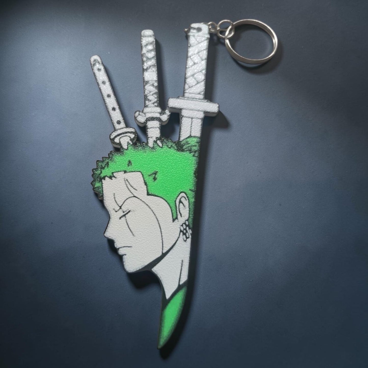 Porte-clé épéiste manga cheveux verts avec trois sabres en impression 3D
