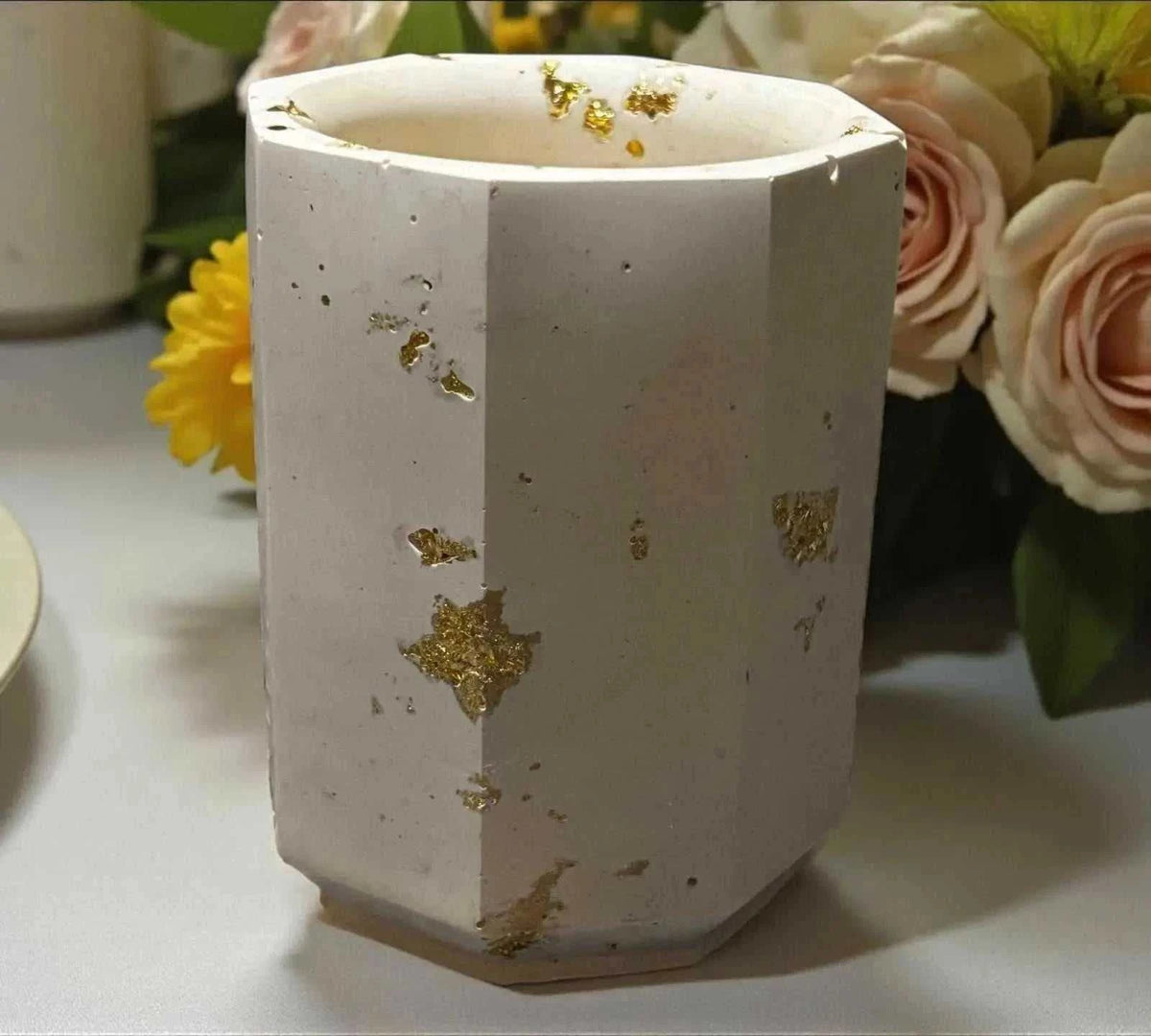 Pot Hexagonal en Jesmonite – Blanc & Feuilles Dorées