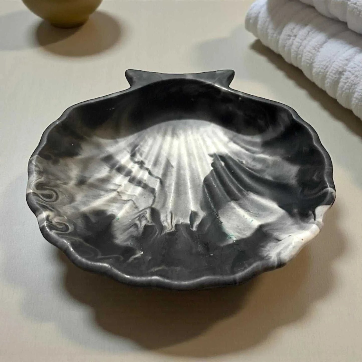 Vide-poche coquillage en Jesmonite noir et blanc marbré, fait main, élégant et moderne