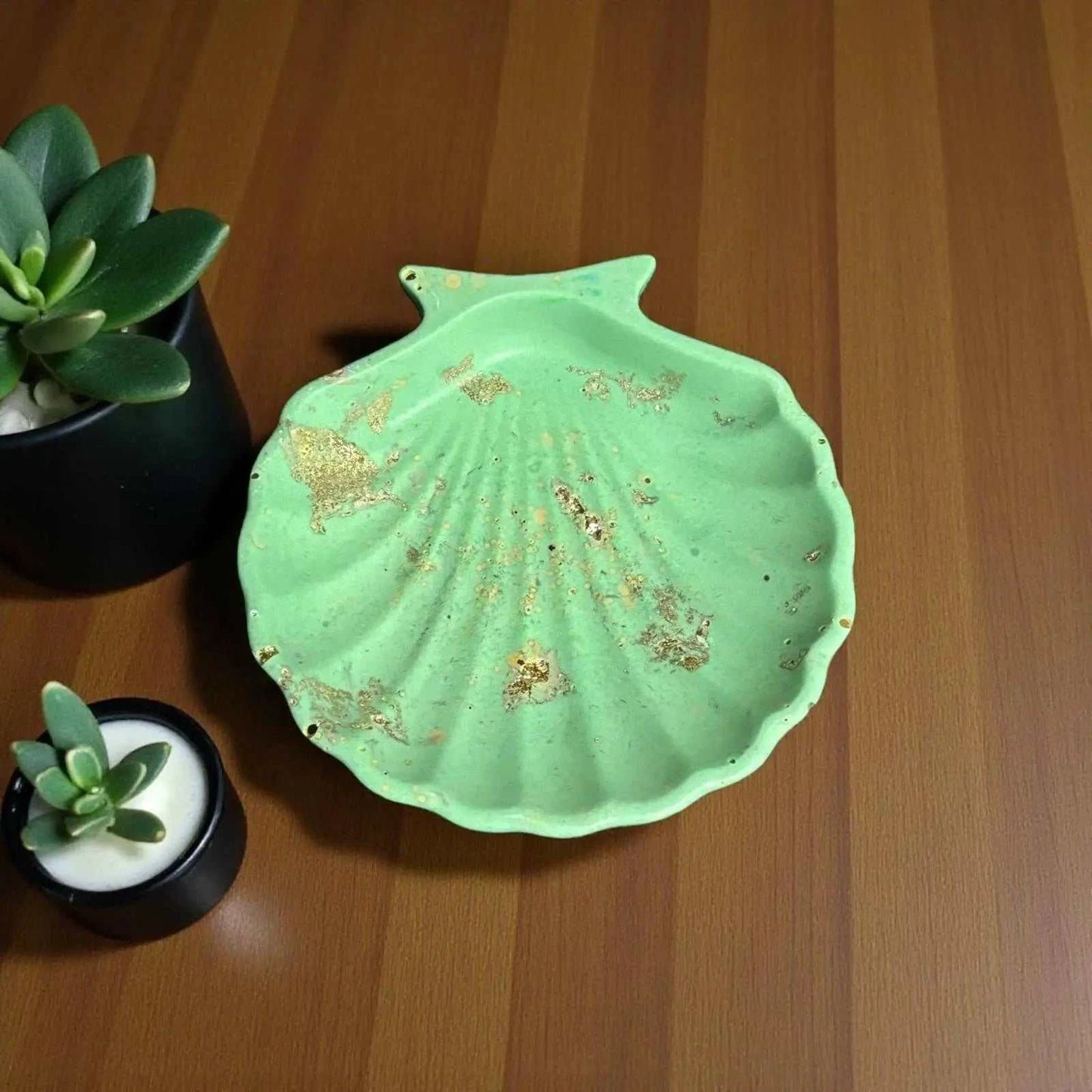 Vide-poche coquillage vert d’eau en Jesmonite, orné de feuilles dorées. Déco chic, artisanale et naturelle. Fait main en France – Epoxy Kawaii ✨