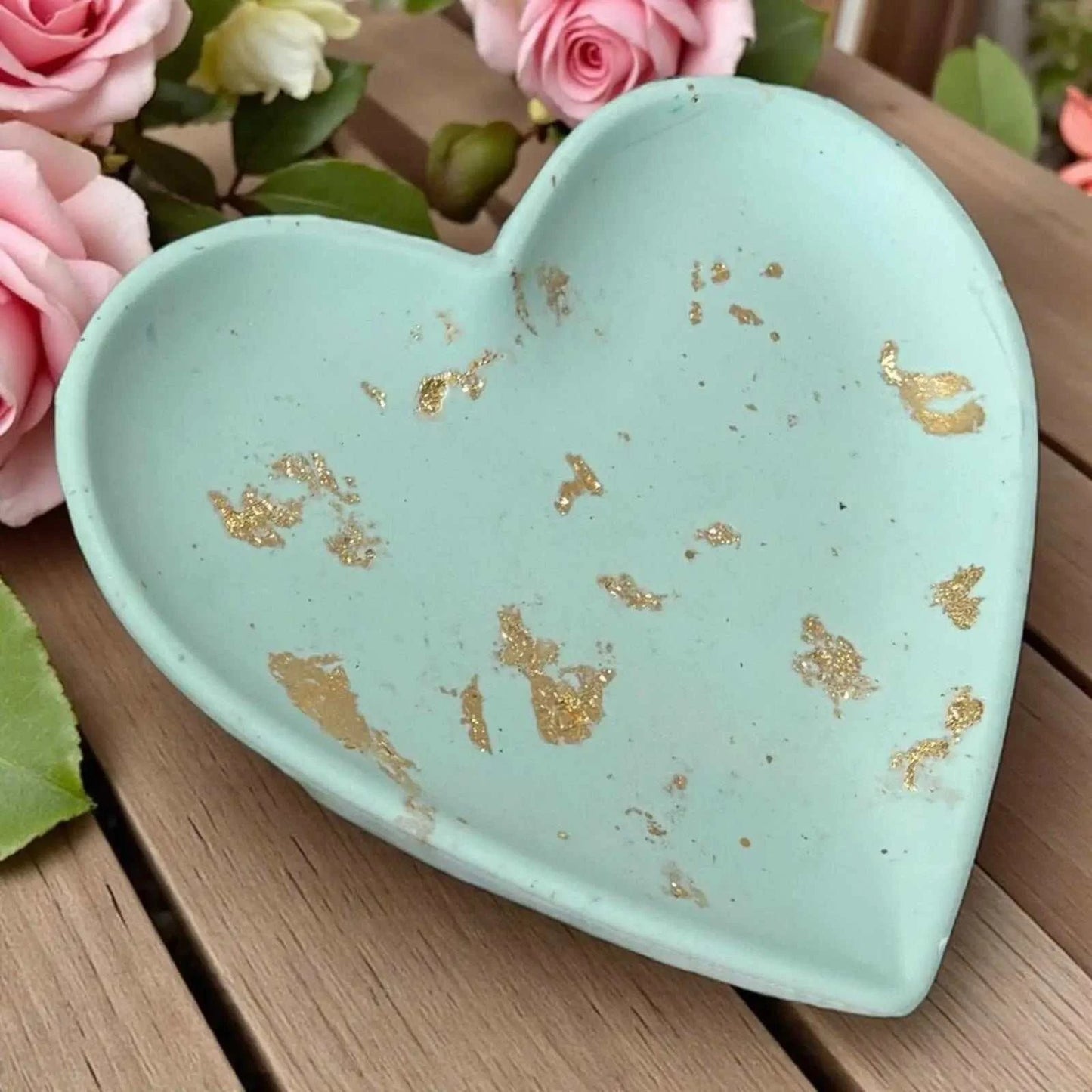 Vide-poche en forme de cœur en Jesmonite 💚 vert eau avec feuilles dorées. Création artisanale signée Epoxy Kawaii, douce, élégante et faite main en France.