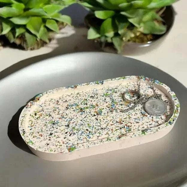 Vide-poche long en Jesmonite Beige & verre recyclé