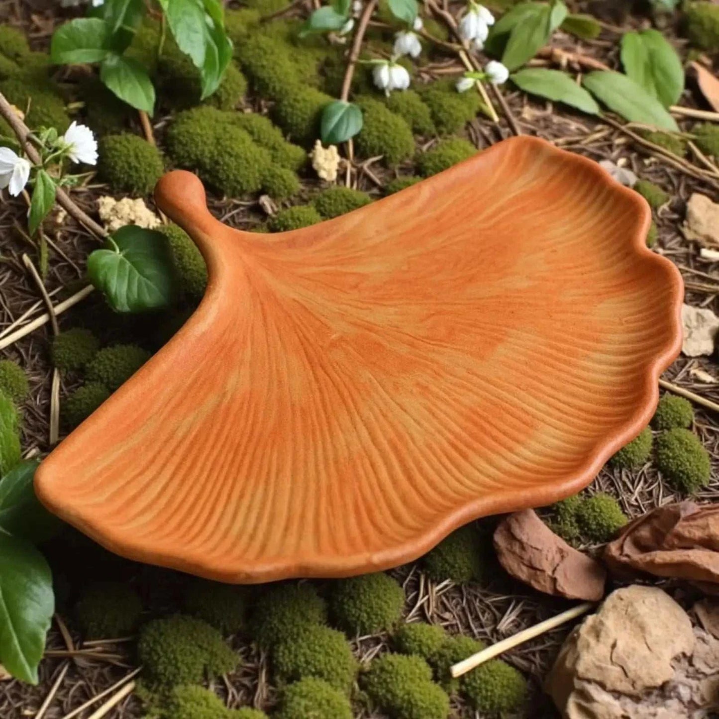 Vide-poche feuille de Ginkgo orange terre cuite en Jesmonite naturelle, finition satinée, design automnal artisanal.