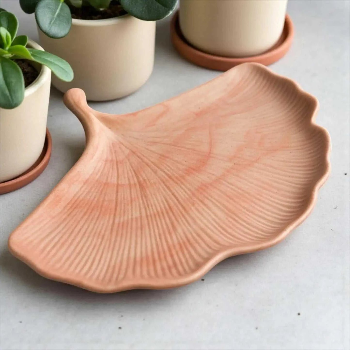 Vide-poche artisanal rose corail en forme de feuille de ginkgo, décoration zen bohème en Jesmonite naturelle