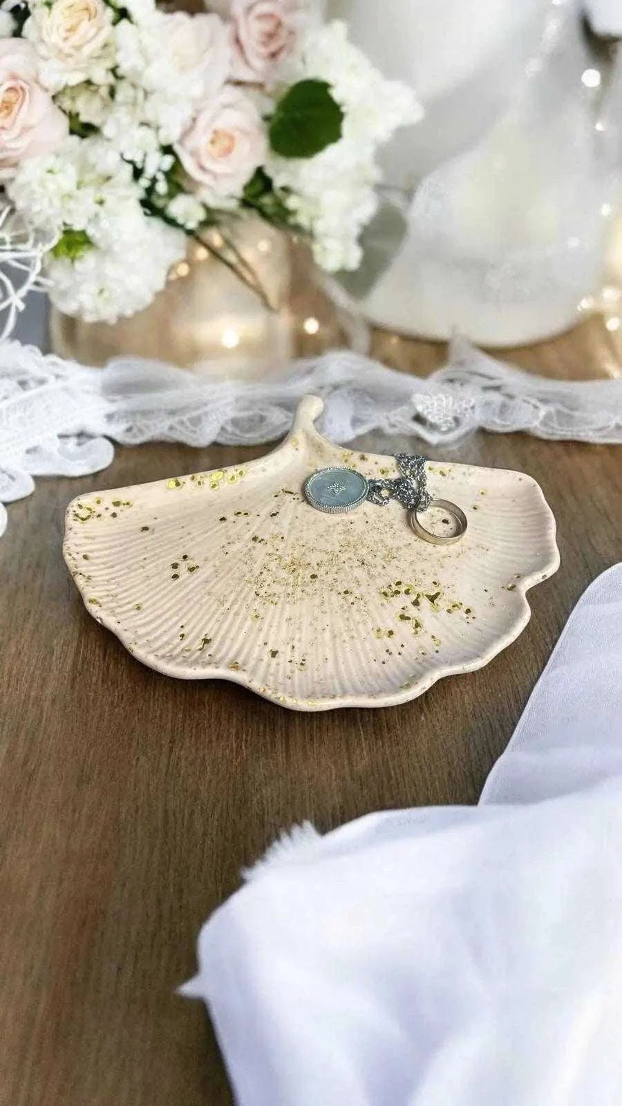 Vide-poche artisanal en Jesmonite Feuille de ginkgo rose poudré et paillettes dorées.