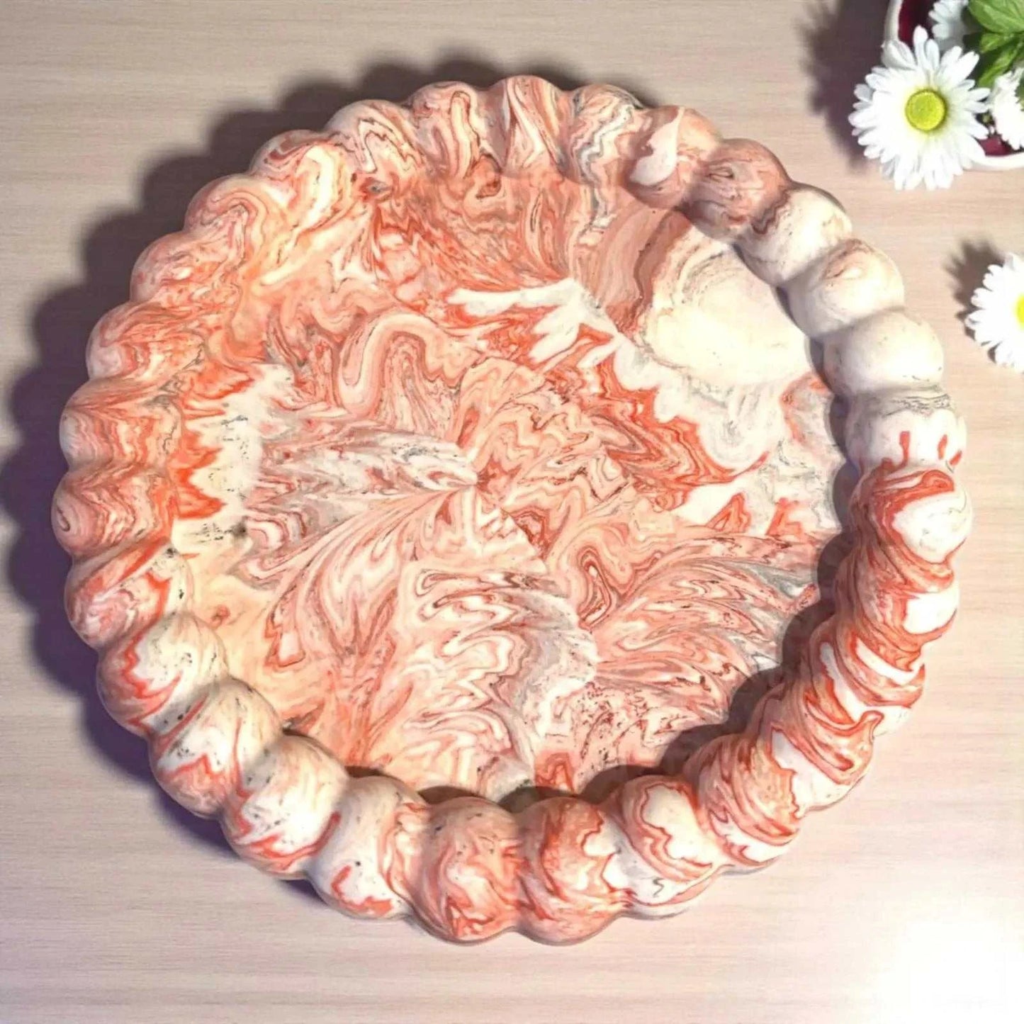Vide-poche marguerite artisanal en Jesmonite marbré rouge, marron et blanc, finition satinée.