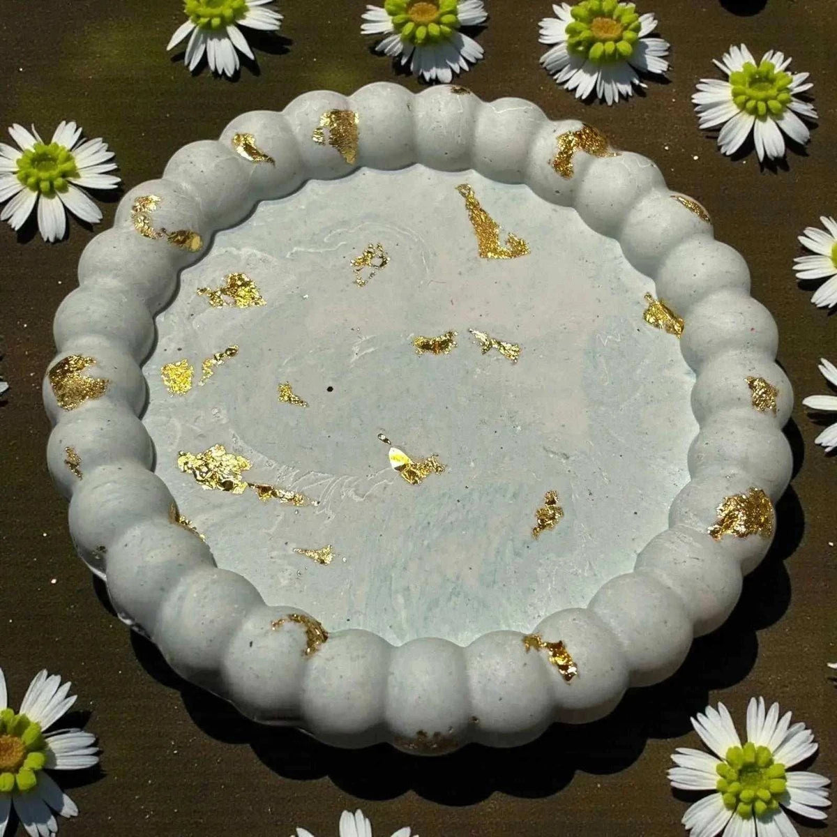 Vide-poche marguerite vert d’eau en Jesmonite avec touches de feuille d’or, finition satinée, design artisanal zen et élégant.