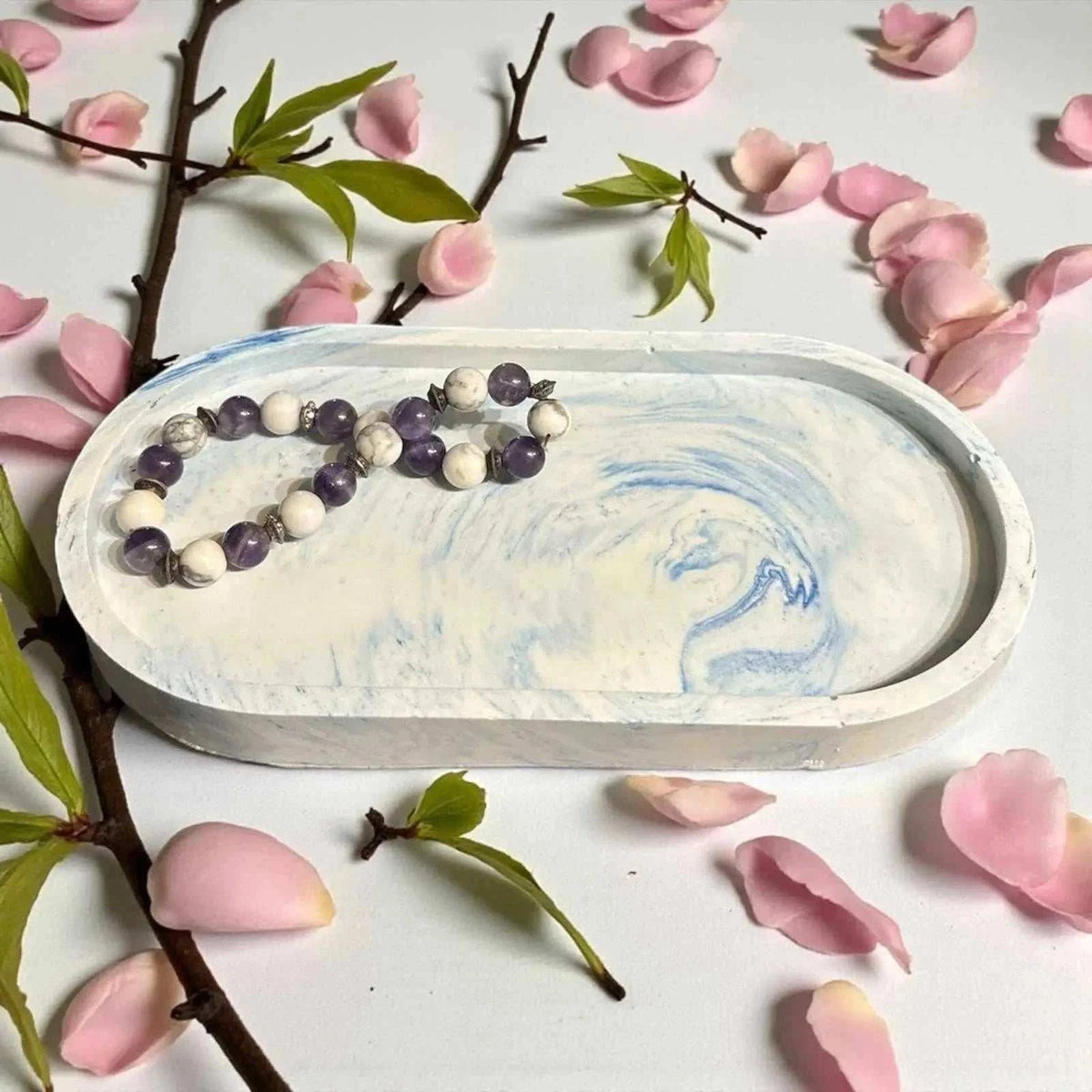Vide-poche bleu et blanc marbré en Jesmonite fait main. Déco zen, douce et écoresponsable. Personnalise-le avec feuilles d’or ou paillettes dorées