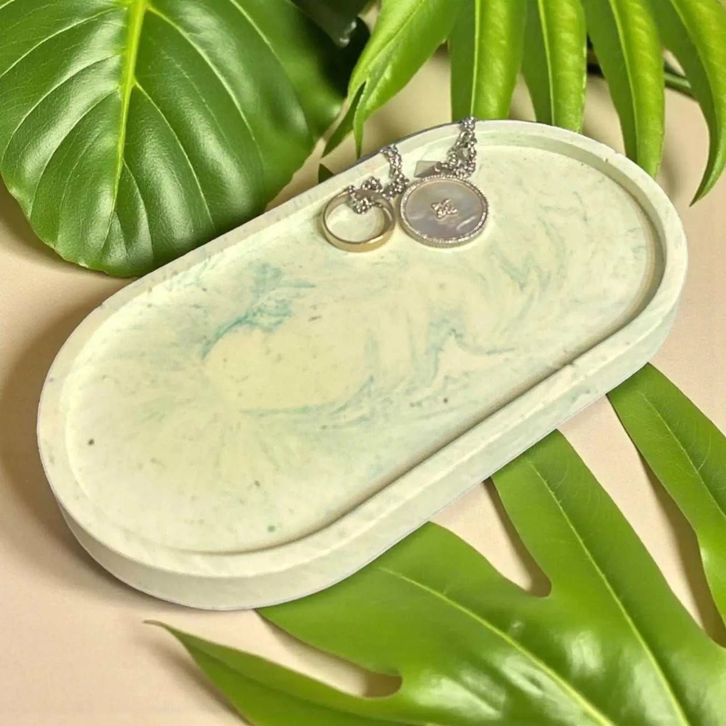 Vide-poche ovale en Jesmonite vert marbré clair, décor minimaliste et naturel fait main en France
