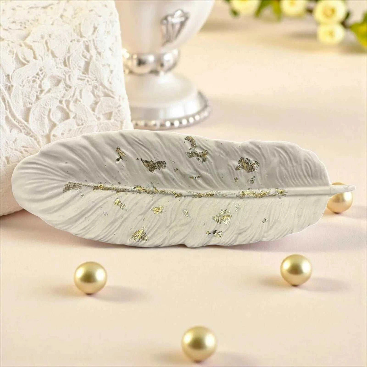 Vide-Poche Plume Blanc & Feuille Dorée – Création artisanale en Jesmonite Epoxy Kawaii