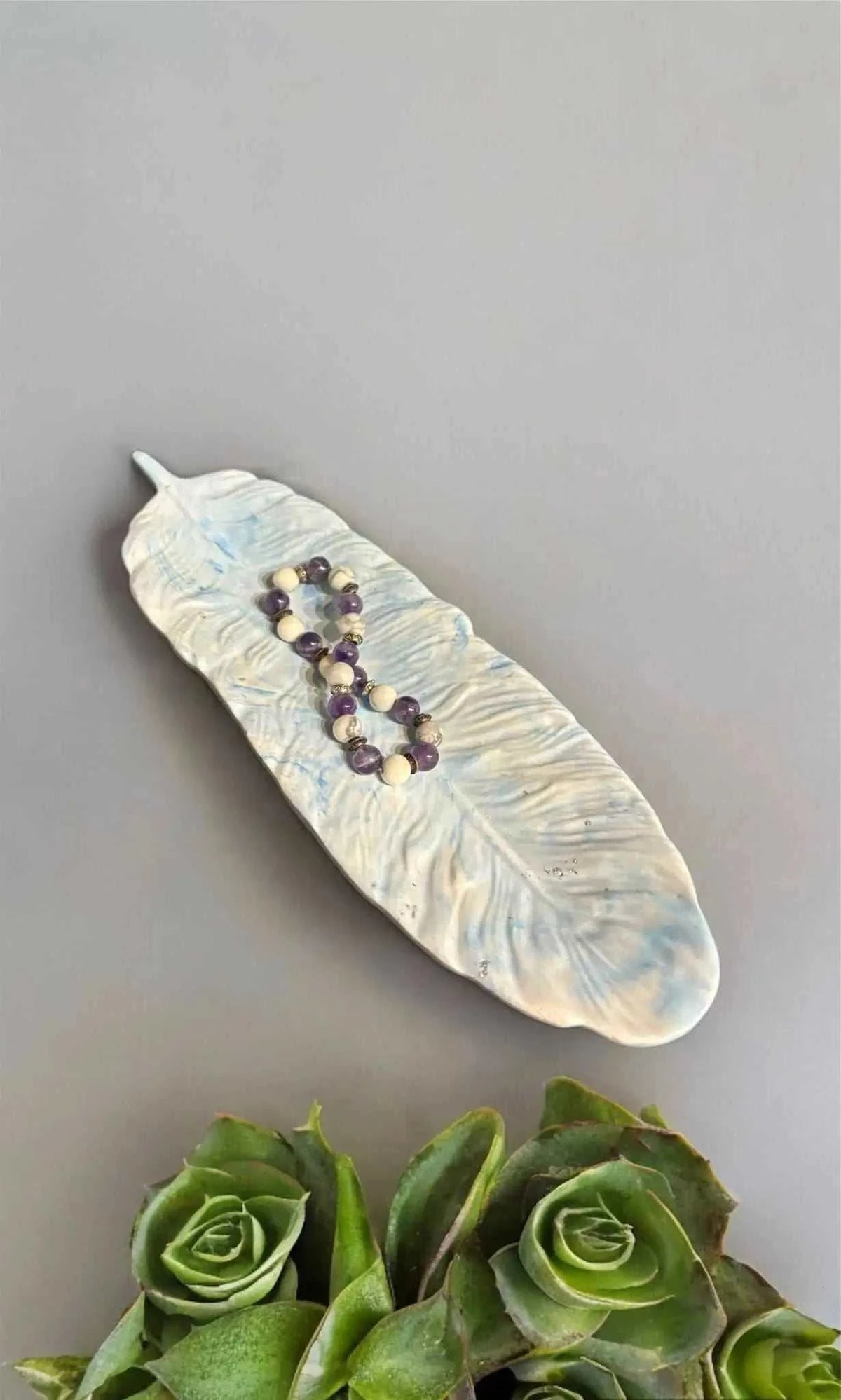 Vide-poche plume bleu et blanc clair en Jesmonite naturelle, orné de feuille d’argent.
